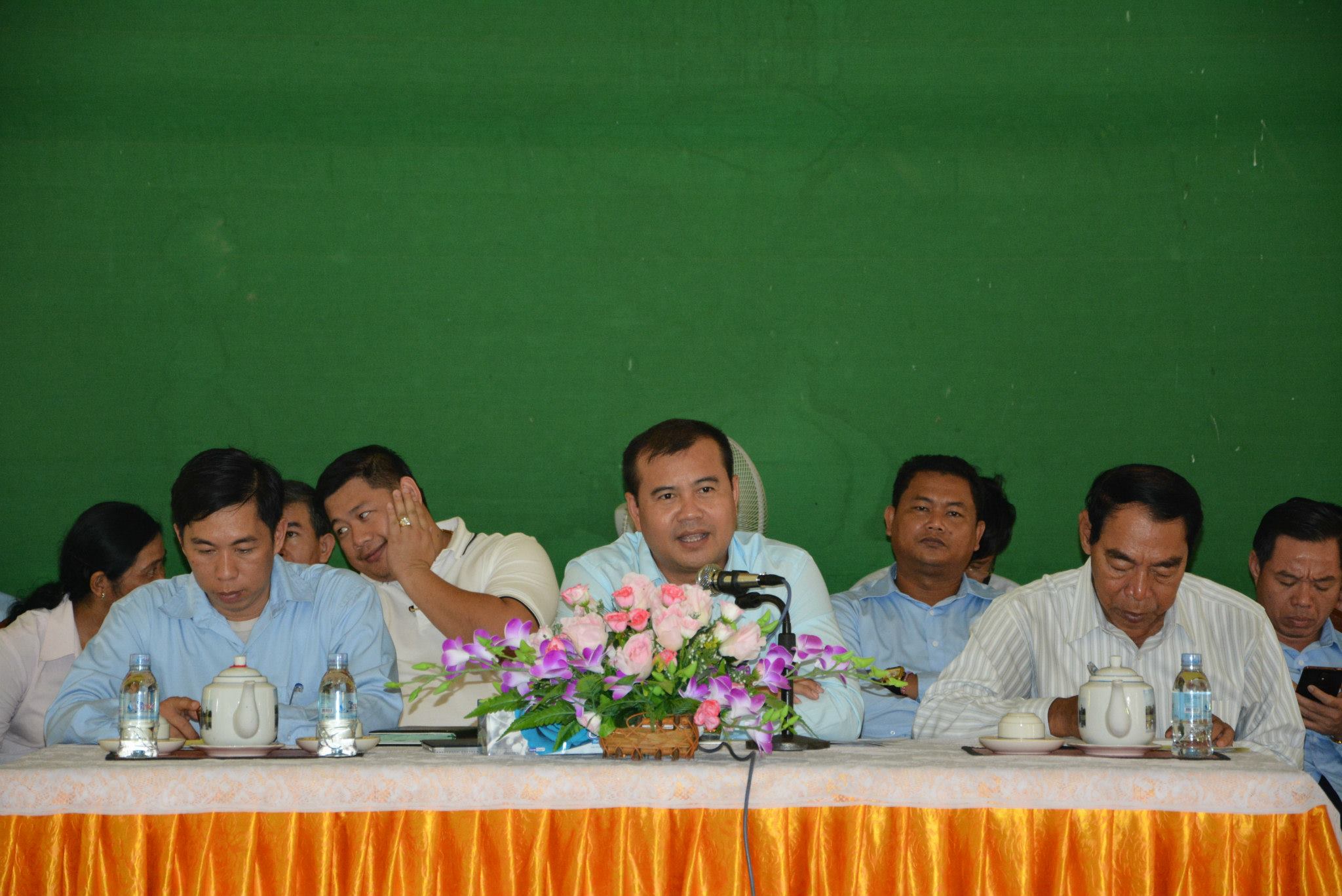 ឯកឧត្តម កៅ ថាច បានអញ្ញើញចុះសួរសុខទុក្ខលោកគ្រូ អ្នកគ្រូ មាតាបិតាសិស្ស