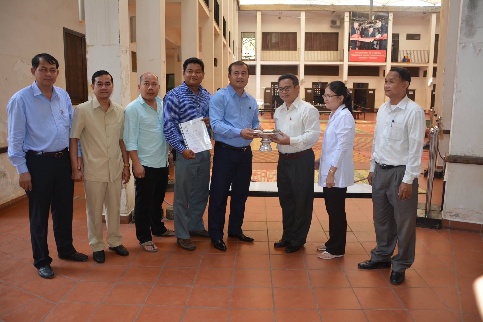 ឯកឧត្តម កៅ ថាច និងសមាជិកក្រុមការងារបាននាំយកថវិកាប្រគល់ជូន មន្ទីរពេទ្យ គន្ធបុប្ផា