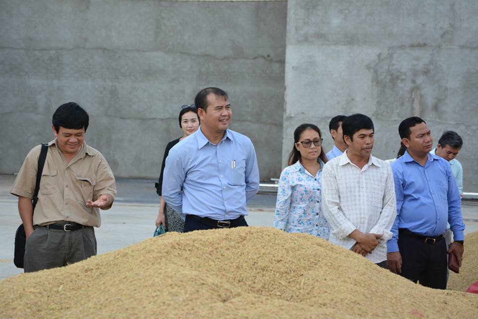 ឯកឧត្តម កៅ ថាច និងសហការីបានចុះពិនិត្យរោងម៉ាស៊ីនកិនស្រូវ ក្នុងខេត្ត ពោធិ៍សាត់ និងខេត្តបាត់ដំបង