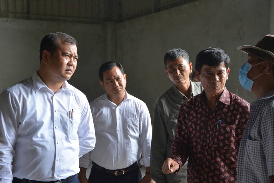 ឯកឧត្តម កៅ ថាច និងសហការី បានចុះពិនិត្យមើលការទិញស្រូវ នៅខេត្តបន្ទាយមានជ័យ