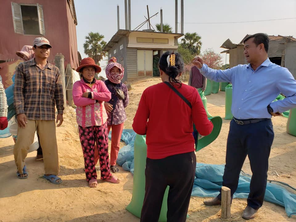 ឯកឧត្តម កៅ ថាច បានអញ្ជើញចុះពិនិត្យមើលការប្រមូលផលស្រូវរបស់ប្រជាកសិករ