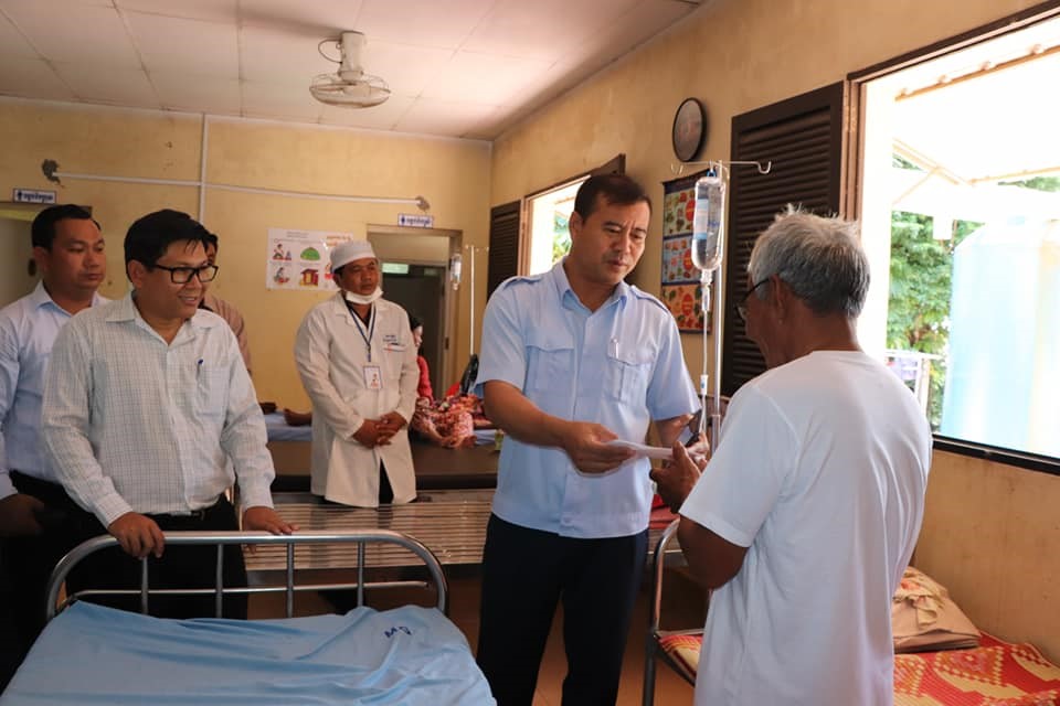 Agricultural and Rural Development Bank visited Mr. Kung Sor, Head of Srear Brang Lvea Eam Associatoin, Lvea Em District, who encountered accidence while drying rice for the association.