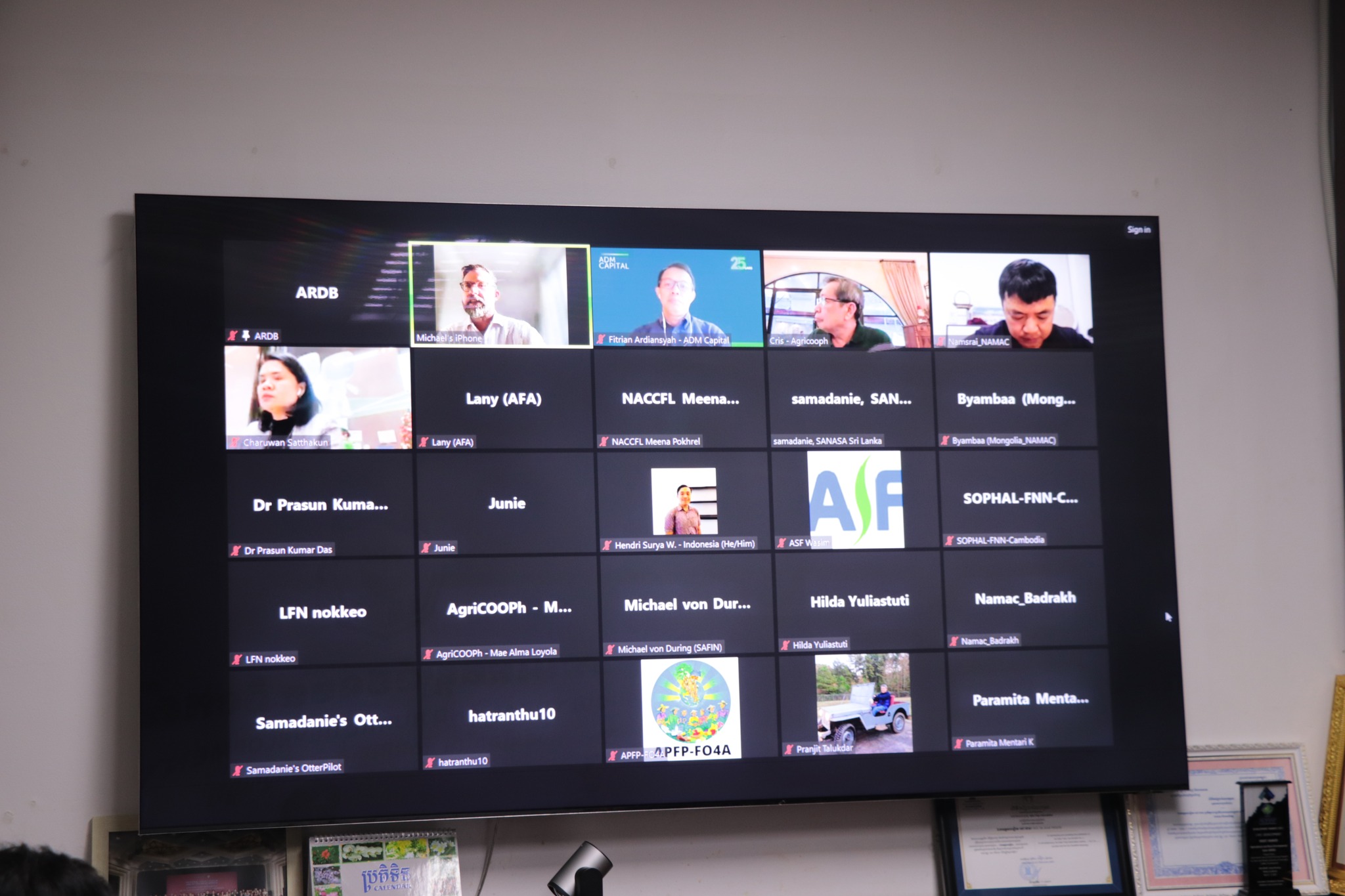 ឯកឧត្តម បាន លឹម អមដោយសហការី បានចូលរួមនៅក្នុងកិច្ចប្រជុំពិភាក្សាតាមរយៈប្រព័ន្ធ Zoom ស្តីពី៖ បញ្ហាប្រឈម និងកាលានុវត្តភាពរបស់សហគមន៍កសិកម្ម (Farmers’ Organizations)