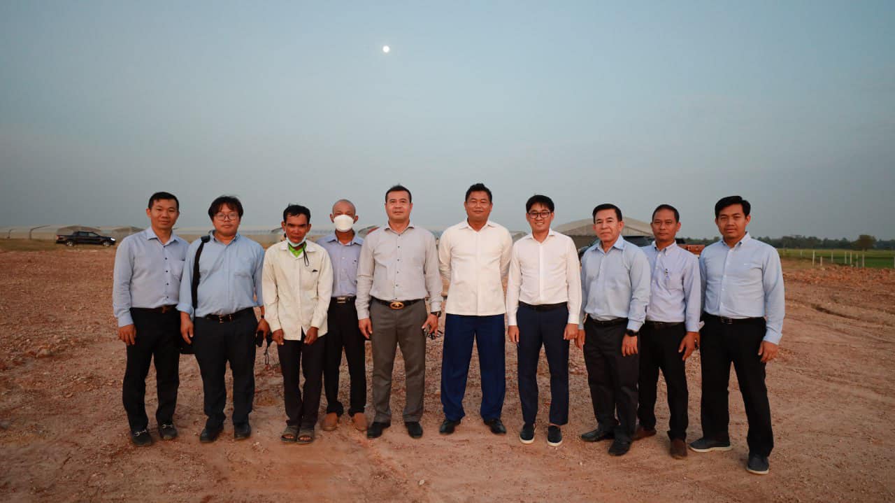 ឯ​ក​ឧត្តមបណ្ឌិត​ កៅ​ ថាច បានដឹកនាំសហការីចុះត្រួតពិនិត្យការអនុវត្តគម្រោងកសិកម្មវ័យឆ្លាត​ ទាក់ទងនឹងការធ្វេីផ្ទះសំណាញ់​
