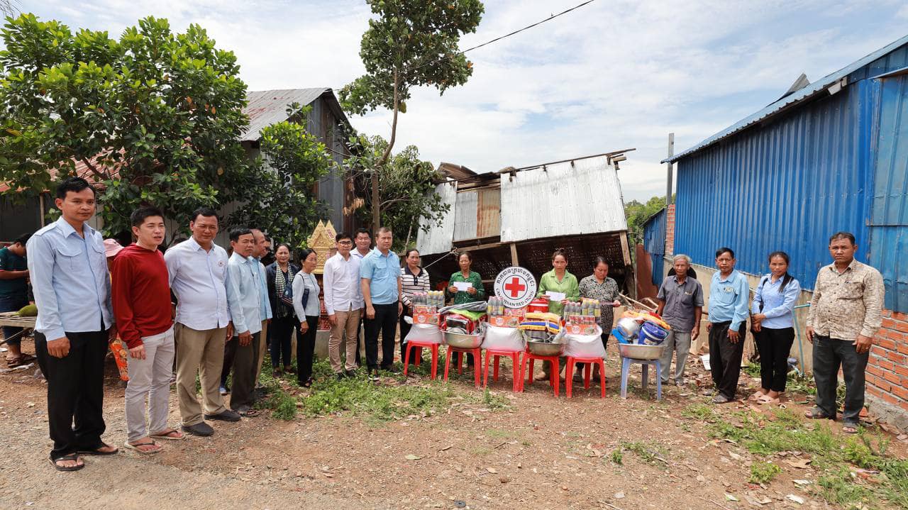 ឯកឧត្តមបណ្ឌិត កៅ ថាច បានចុះសួរសុខទុក្ខ និងនាំយកអំណោយចែកជូនដល់បងប្អូនប្រជាពលរដ្ឋដែលទទួលរងគ្រោះធម្មជាតិ ដោយខ្យល់ព្យុះរលំផ្ទះ