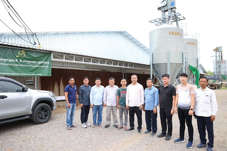 ឯកឧត្តមបណ្ឌិត​ កៅ​ ថាច ចុះពិនិត្យកសិដ្ឋានចិញ្ចឹមមាន់យកស៊ុតរបស់សាខាក្រុមហ៊ុនក្នុងស្រុក​ ភី.ភី​ អាហ្រ្គោថេក​ នៅសង្កាត់អូរតាវ៉ៅ​ ក្រុងប៉ៃលិន​ ខេត្តបៃលិន