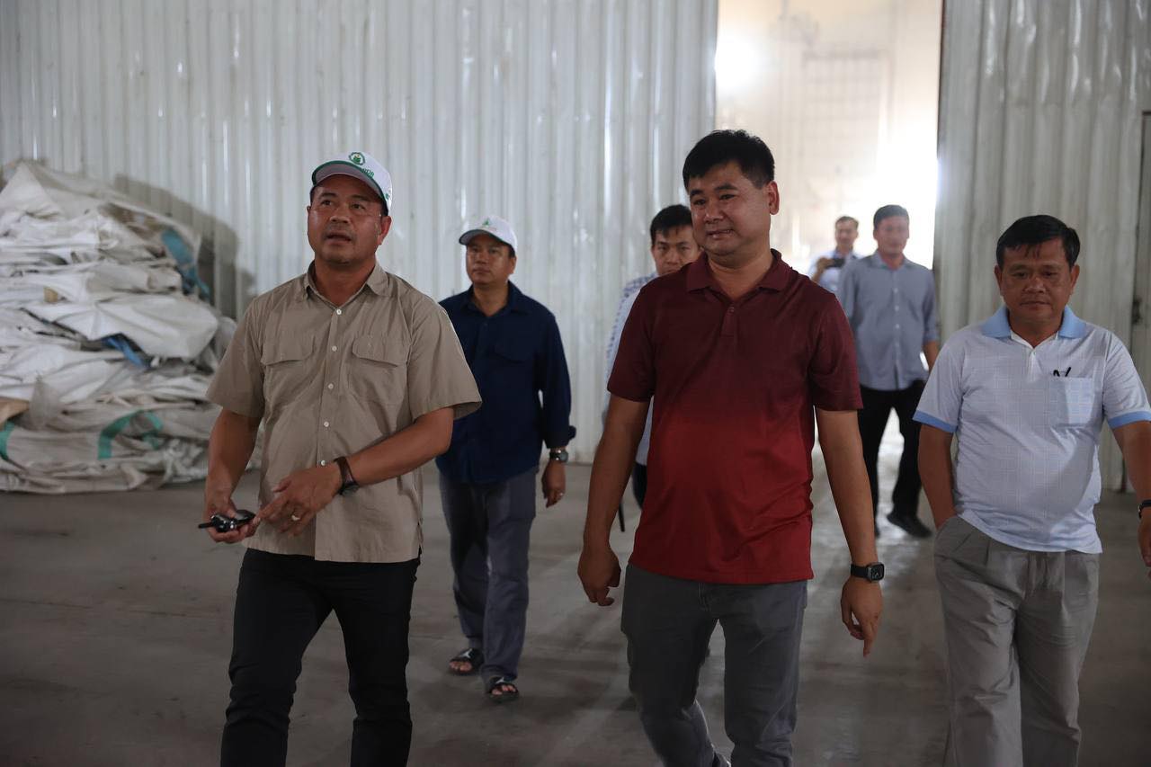 ឯកឧត្តមបណ្ឌិត​ កៅ​ ថាច​ ចុះពិនិត្យស្តុកស្រូវអង្កររបស់​ ក្រុមហ៊ុនអៀងហ៊ាងអ៊ិមផតអ៊ិចផត​ នៅខេត្តបាត់ដំបង