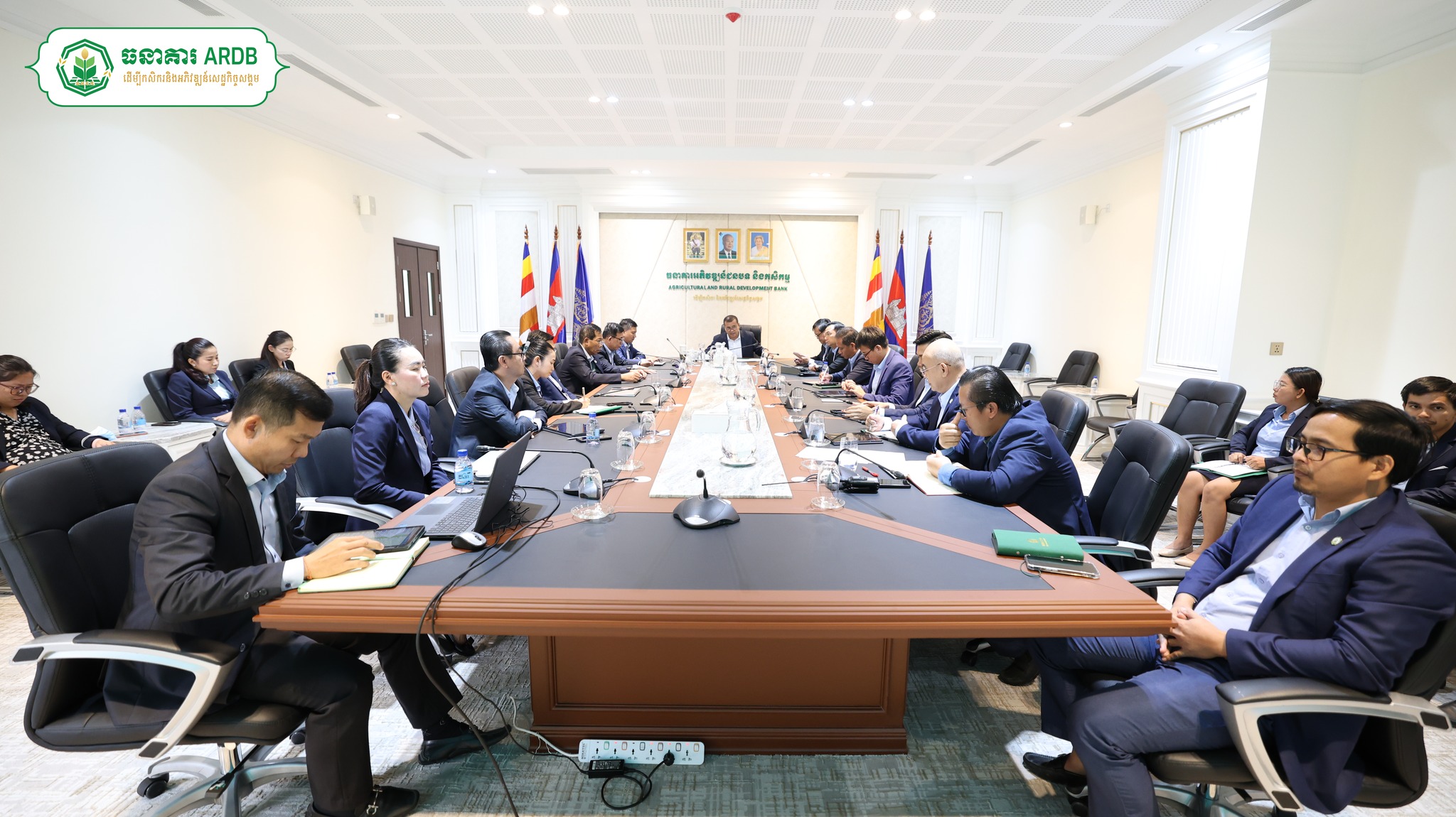 ធនាគារអភិវឌ្ឍន៍ជនបទ និងកសិកម្ម (ARDB) បានរៀបចំកិច្ចប្រជុំថ្នាក់ដឹកនាំដើម្បីពិនិត្យ និងពិភាក្សាពី៖ វឌ្ឍនភាពការងារប្រចាំសប្តាហ៍ និងទិសដៅការងារបន្ទាប់ របស់ ARDB និងរបៀបវារៈផ្សេងៗ