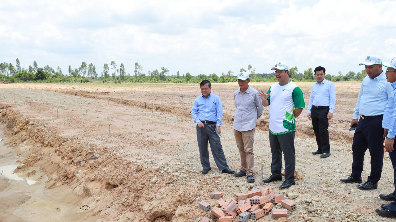 ឯកឧត្តមបណ្ឌិត កៅ ថាច ដឹកនាំសហការី ចុះទៅពិនិត្យមើលការសាងសង់កសិកម្មបន្លែធម្មជាតិ ស្ថិតនៅភូមិអង្រ្កង ក្រុងឧដុង្គម៉ែជ័យ ខេត្តកំពង់ស្ពឺ