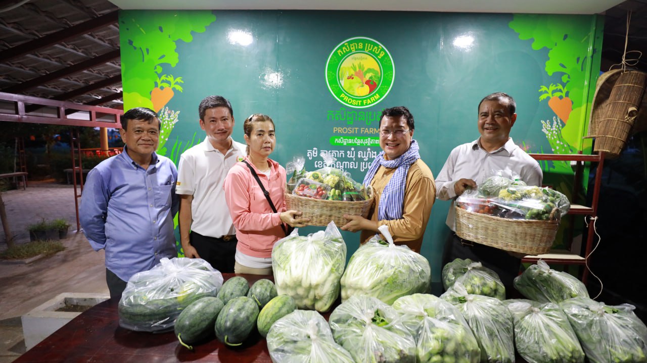 ឯកឧត្តម ឌិត ទីណា និង ឯកឧត្តមបណ្ឌិត កៅ ថាច ព្រមទាំងសហការី បានអញ្ជើញចុះពិនិត្យការដាំបន្លែនៅ “កសិដ្ឋានប្រសិទ្ធ”