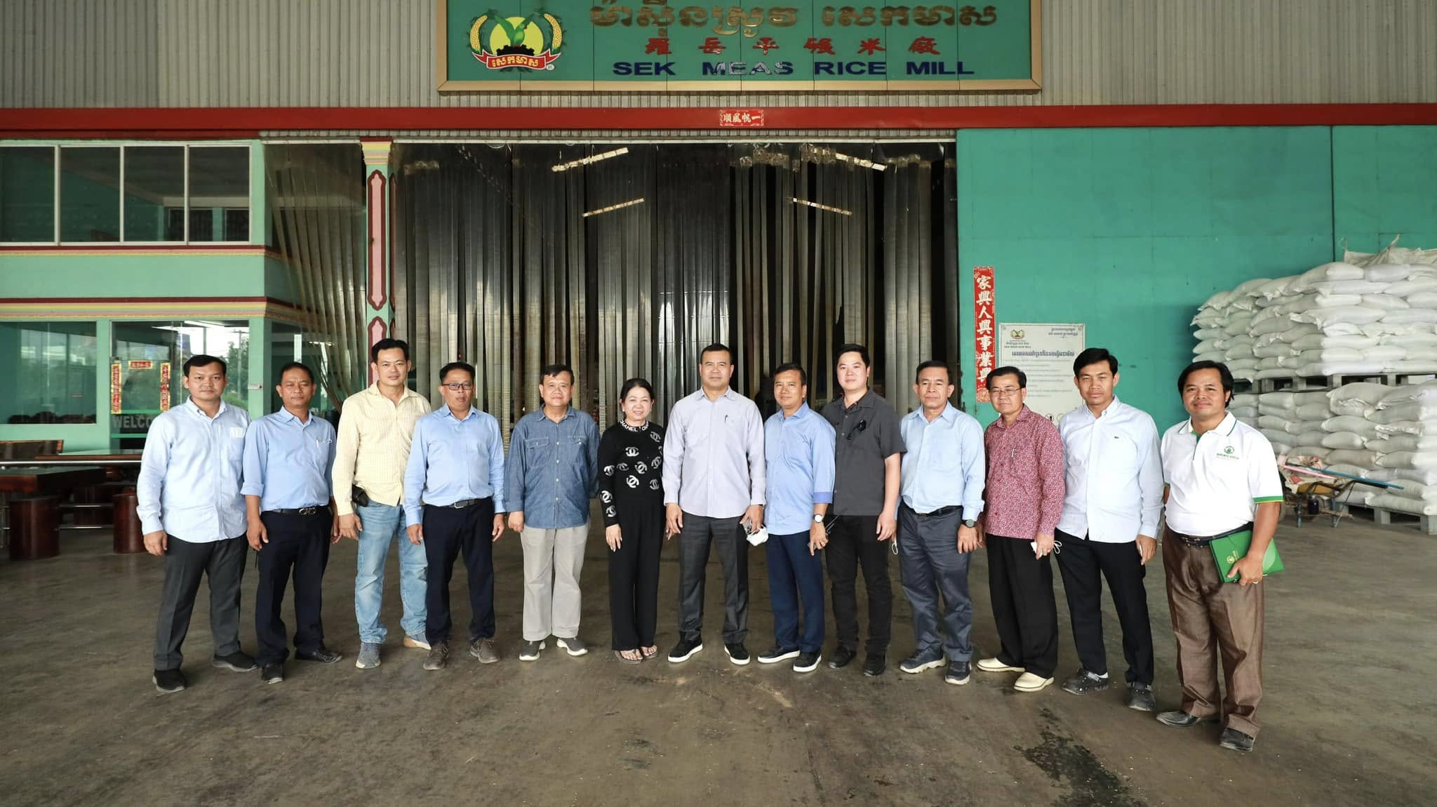 ឯកឧត្តមបណ្ឌិត កៅ ថាច និងតំណាងសហព័ន្ធស្រូវអង្ករកម្ពុជាបានអញ្ជើញចុះពិនិត្យមើលការប្រើប្រាស់ហិរញ្ញប្បទានពិសេសរបស់រាជរដ្ឋាភិបាល