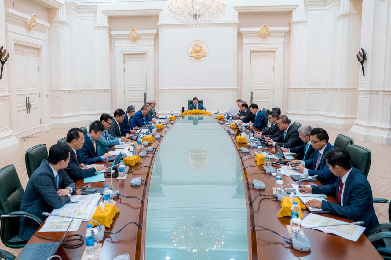 ឯកឧត្តមបណ្ឌិត កៅ ថាច បានអញ្ជើញចូលរួមកិច្ចប្រជុំត្រួតពិនិត្យវឌ្ឍនភាពនៃការរៀបចំសួនឧស្សាហកម្មស្វាយចន្ទី ដើម្បីជំរុញការអភិវឌ្ឍន៍វិស័យស្វាយចន្ទីកម្ពុជានៅវិមានសន្តិភាព