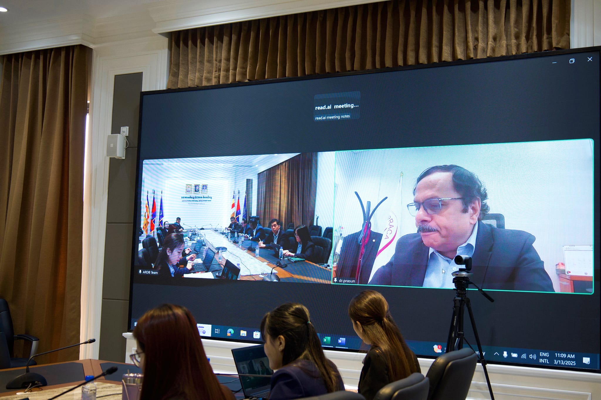 ធនាគារអភិវឌ្ឍន៍ជនបទ និងកសិកម្ម (ARDB) បានរៀបចំកិច្ចប្រជុំតាមអនឡាញជាមួយ លោកបណ្ឌិត Prasun Kumar Das, អគ្គលេខាធិការនៃសមាគមឥណទានកសិកម្ម និងជនបទនៃតំបន់អាស៊ី-ប៉ាស៊ីហ្វិក (APRACA)