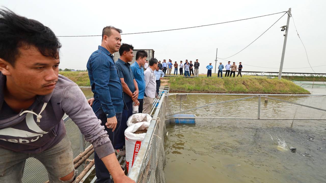 ឯកឧត្តមបណ្ឌិត កៅ ថាច និងសហការី អញ្ជើញសួរសុខទុក្ខកសិករអ្នកចិញ្ចឹមត្រីនៅស្រុកពញ្ញាឭ ខេត្តកណ្តាល