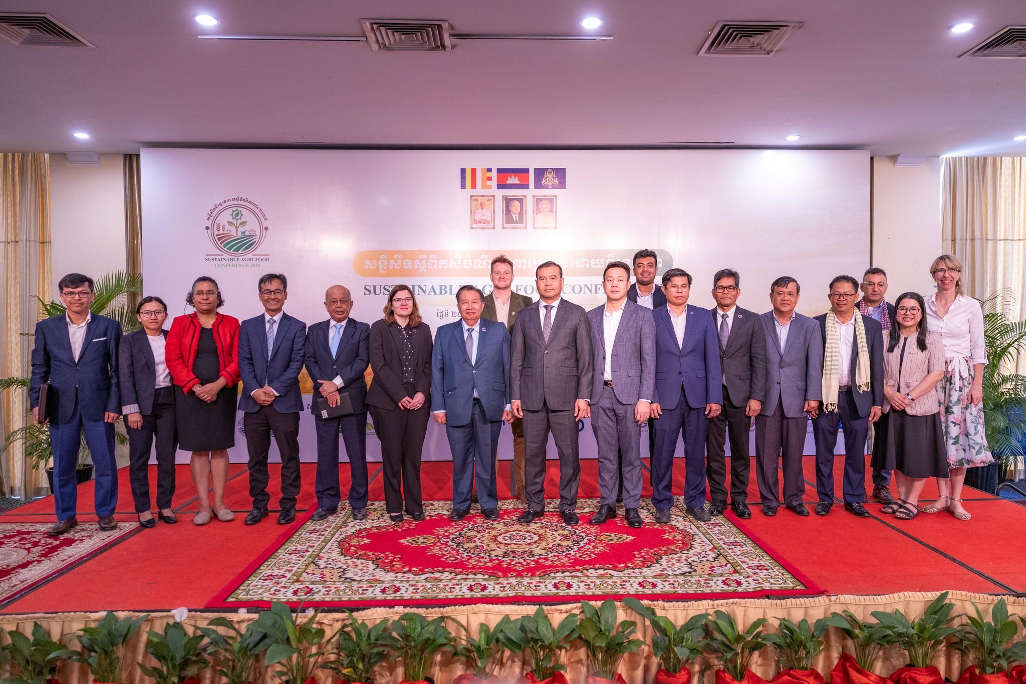 ឯកឧត្តមបណ្ឌិត កៅ ថាច អំពាវនាវឱ្យប្រជាកសិករខ្មែរត្រៀមខ្លួនទប់ទល់ការប្រែប្រួលអាកាសធាតុនឹងខិតខំអភិវឌ្ឍវិស័យកសិកម្មដោយប្រុងប្រយ័ត្ន