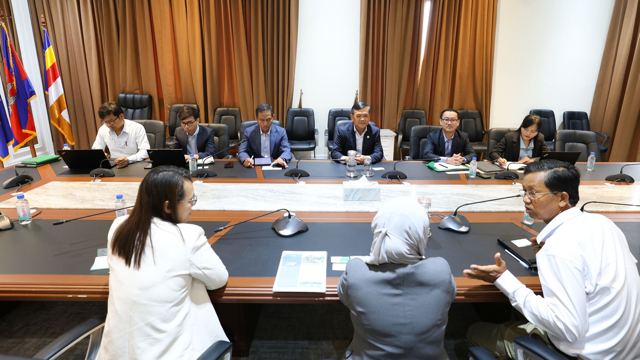 ឯកឧត្តម ចាន់ សីហា អមដោយសហការី បានទទួលជួបប្រជុំជាមួយតំណាងវិទ្យាស្ថានស្រាវជ្រាវដំណាំស្រូវអន្តរជាតិ (IRRI)