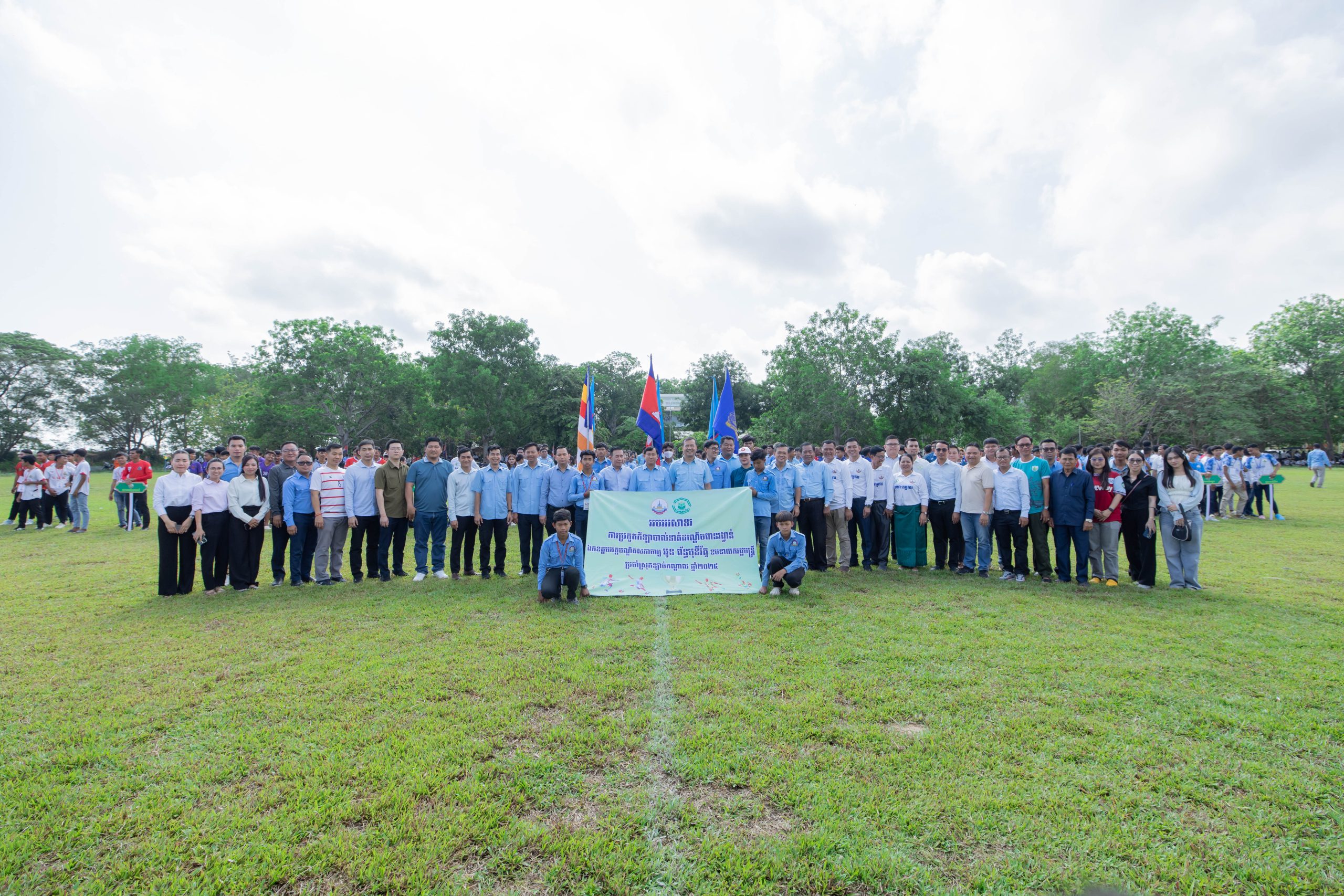 ឯកឧត្តមបណ្ឌិត កៅ ថាច អញ្ជើញជាអធិបតីពិធីបើកការប្រកួតកីឡាបាល់ទាត់ពានរង្វាន់ ឯកឧត្តមអគ្គបណ្ឌិតសភាចារ្យ អូន ព័ន្ធមុនីរ័ត្ន នៅស្រុកខ្សាច់កណ្តាល ខេត្តកណ្តាល