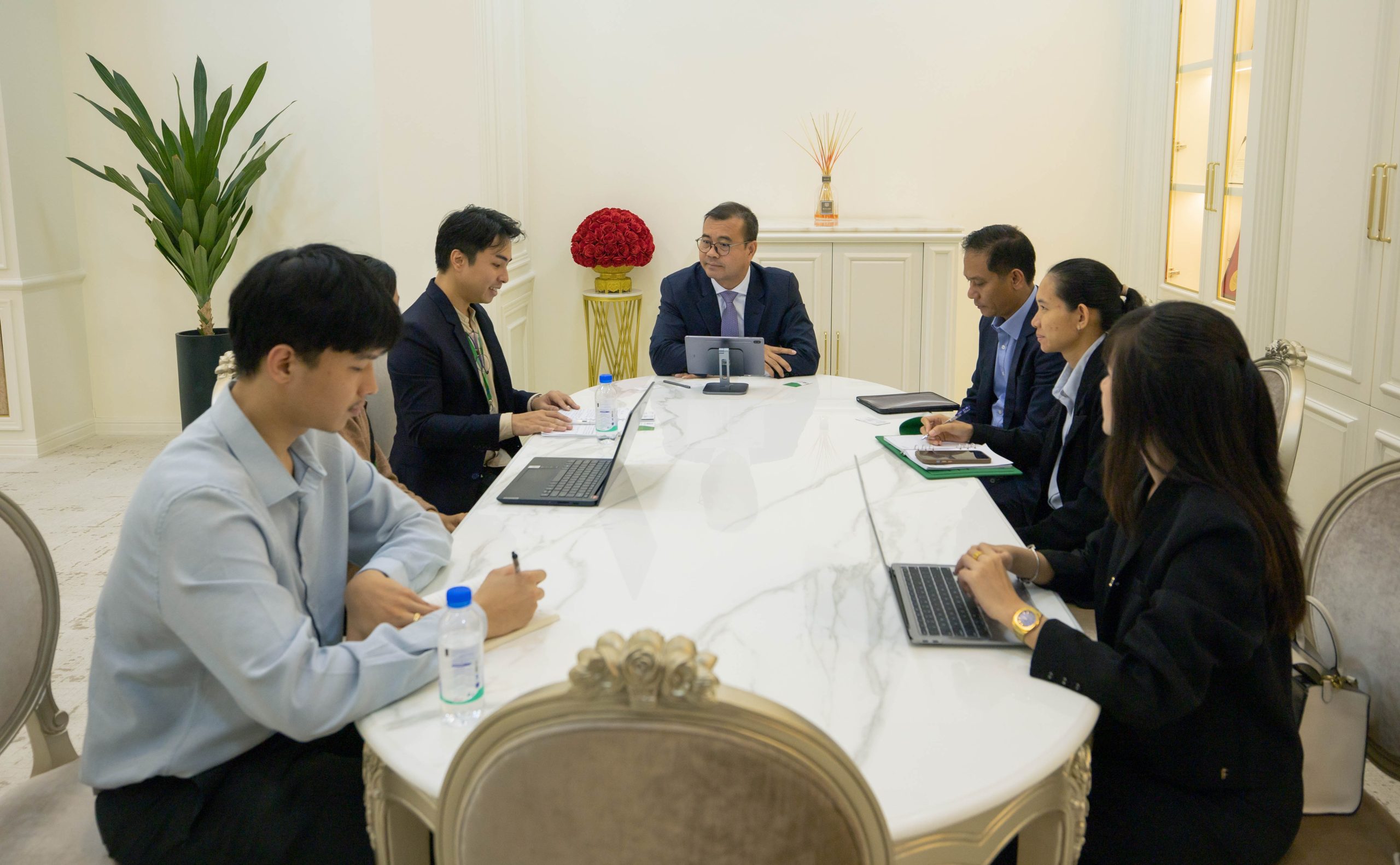 ឯកឧត្តមបណ្ឌិត កៅ ថាច បានអនុញ្ញាតឱ្យក្រុមការងារមកពីមូលនិធិអភិវឌ្ឍន៍សហគ្រិន (EDF)ចូលជួបសម្ភាសន៍ក្រោមប្រធានបទ “ការសិក្សាពីឧត្តមានុវត្តន៍ និងយន្តការសម្រាប់អនុវត្តអាណត្តិកិច្ចការវិនិយោគក្រោមក្របខណ្ឌមូលនិធិអភិវឌ្ឍន៍សហគ្រិនភាព”