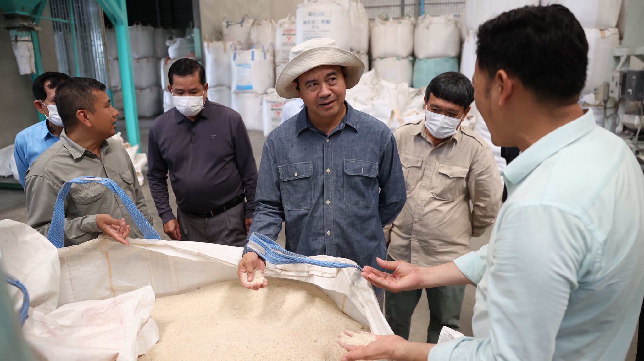 ឯកឧត្តមបណ្ឌិត កៅ ថាច បានអញ្ជើញចុះ​ពិនិត្យ​ខ្សែ​សង្វាក់​ផលិតកម្ម​រោងម៉ាស៉ីនកិនស្រូវចំនួន ០២ ទីតាំង ស្ថិតក្នុងខេត្តកំពង់ចាម