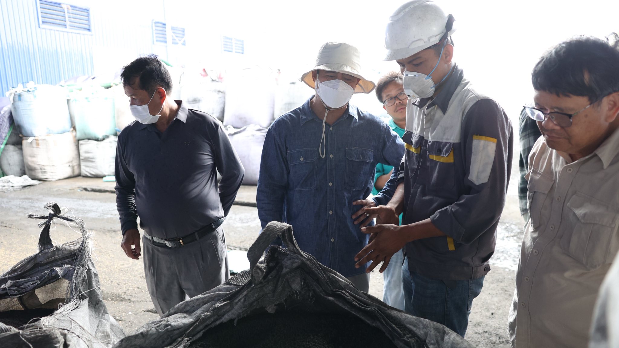 ឯកឧត្តមបណ្ឌិត កៅ ថាច បានអញ្ជើញចុះ​ពិនិត្យទីតាំង​ផលិត​ជីកសិកម្មរបស់ក្រុមហ៊ុន Husk Ventured