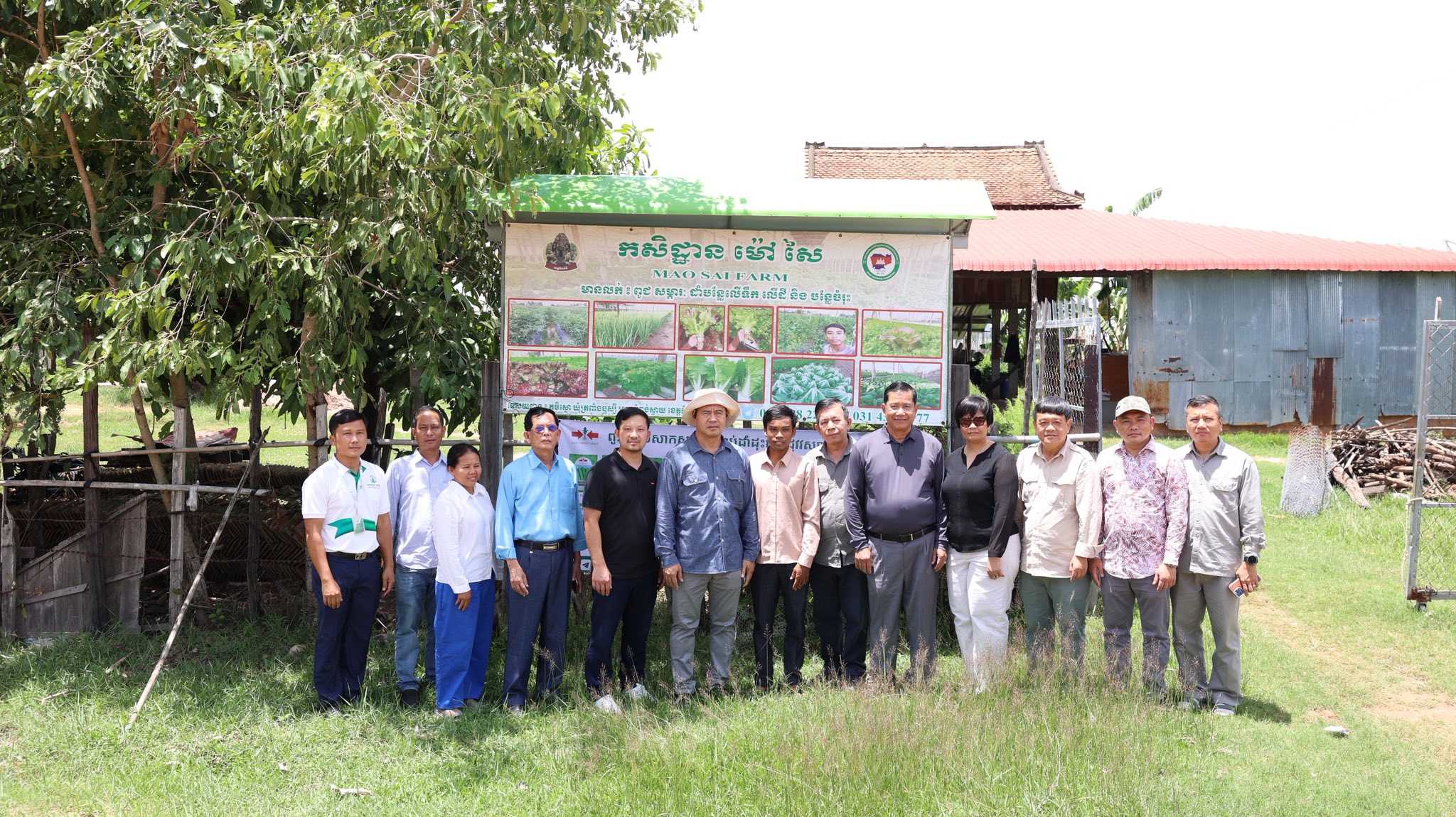 ឯកឧត្តមបណ្ឌិត កៅ ថាច បានអញ្ជើញចុះ​ពិនិត្យទីតាំងដាំបន្លែលក្ខណៈគ្រួសារ ២ កន្លែង ដែល​ស្ថិត​នៅ​ក្រោម​គម្រោង​កម្ចី​ឥណទាន​ខ្នាត​តូច​របស់​ធនាគារ​ ARDB