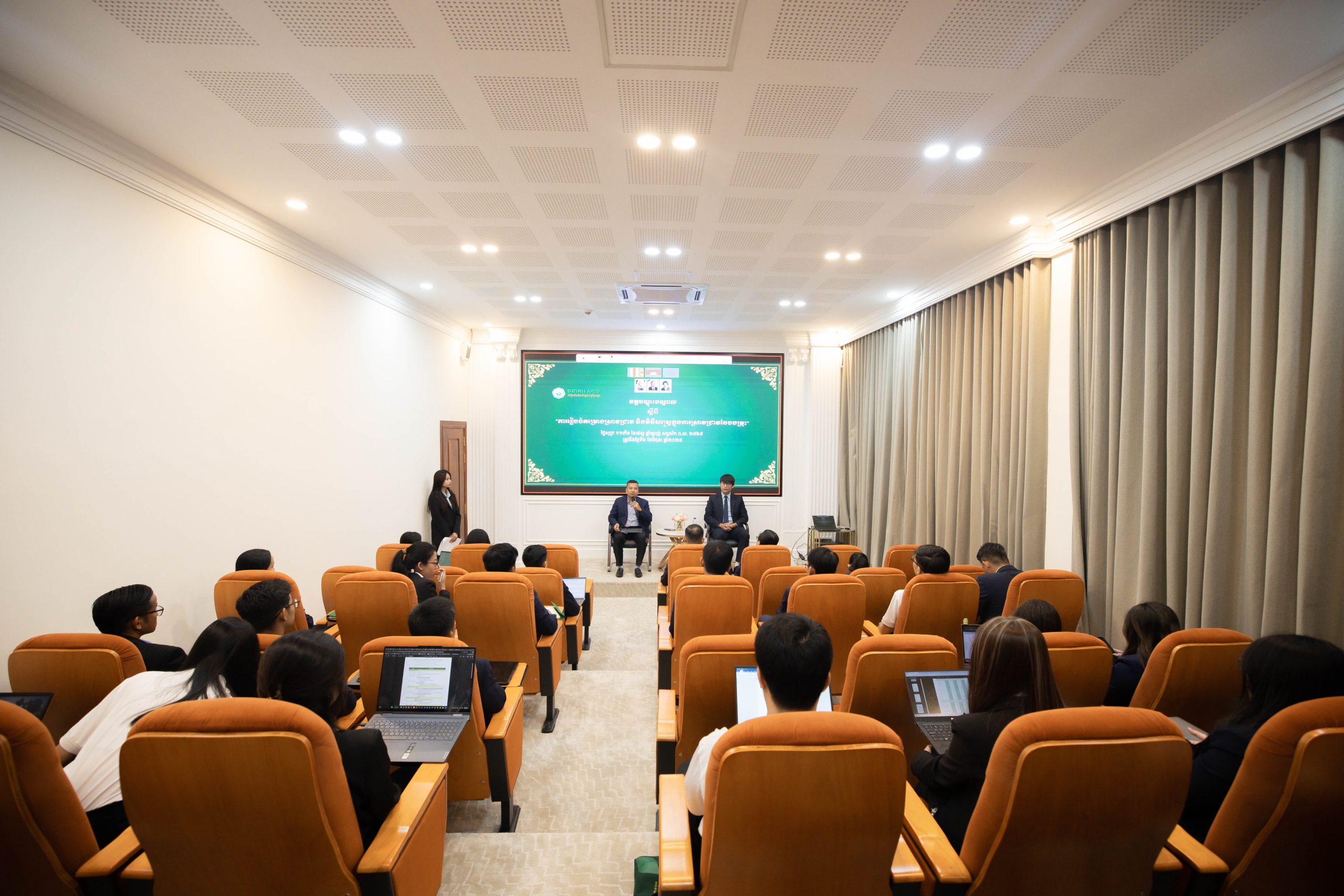 ឯកឧត្តម​ បាន លឹម បានចូលរួមជាអធិបតីក្នុងពិធីបើកវគ្គបណ្តុះបណ្តាលស្តីពី “ការរៀបចំគម្រោងស្រាវជ្រាវ និងវិធីសាស្ត្រក្នុងការស្រាវជ្រាវបែបចម្រុះ” ដែលដឹកនាំបង្រៀនដោយ លោក អាន អាយយូរណាន់ ជាបេក្ខភាពបណ្ឌិតផ្នែកវិទ្យាសាស្ត្រនយោបាយនៃសាកលវិទ្យាល័យ Toronto នៅប្រទេសកាណាដា