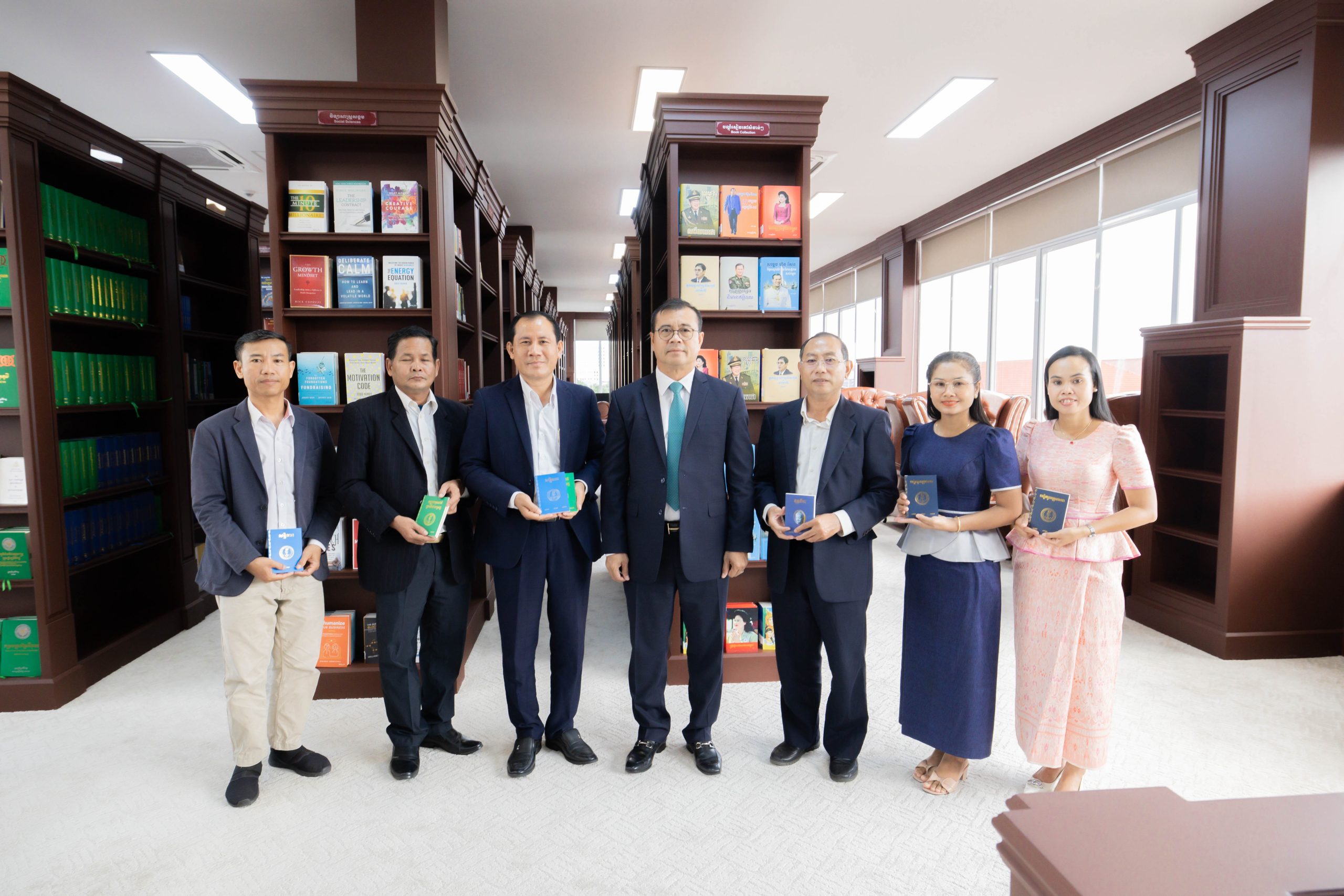 ឯកឧត្តមបណ្ឌិត កៅ ថាច បានអញ្ជើញជាអធិបតីដ៏ខ្ពង់ខ្ពស់ ក្នុងពីធីប្រគល់ទទួលសៀវភៅសរុបចំនួន ១០៤ ក្បាល,មានចំនួន ៧ ចំណងជើង ពី សមាគមអក្សរសាស្ត្រនិងវប្បធម៌ខ្មែរ