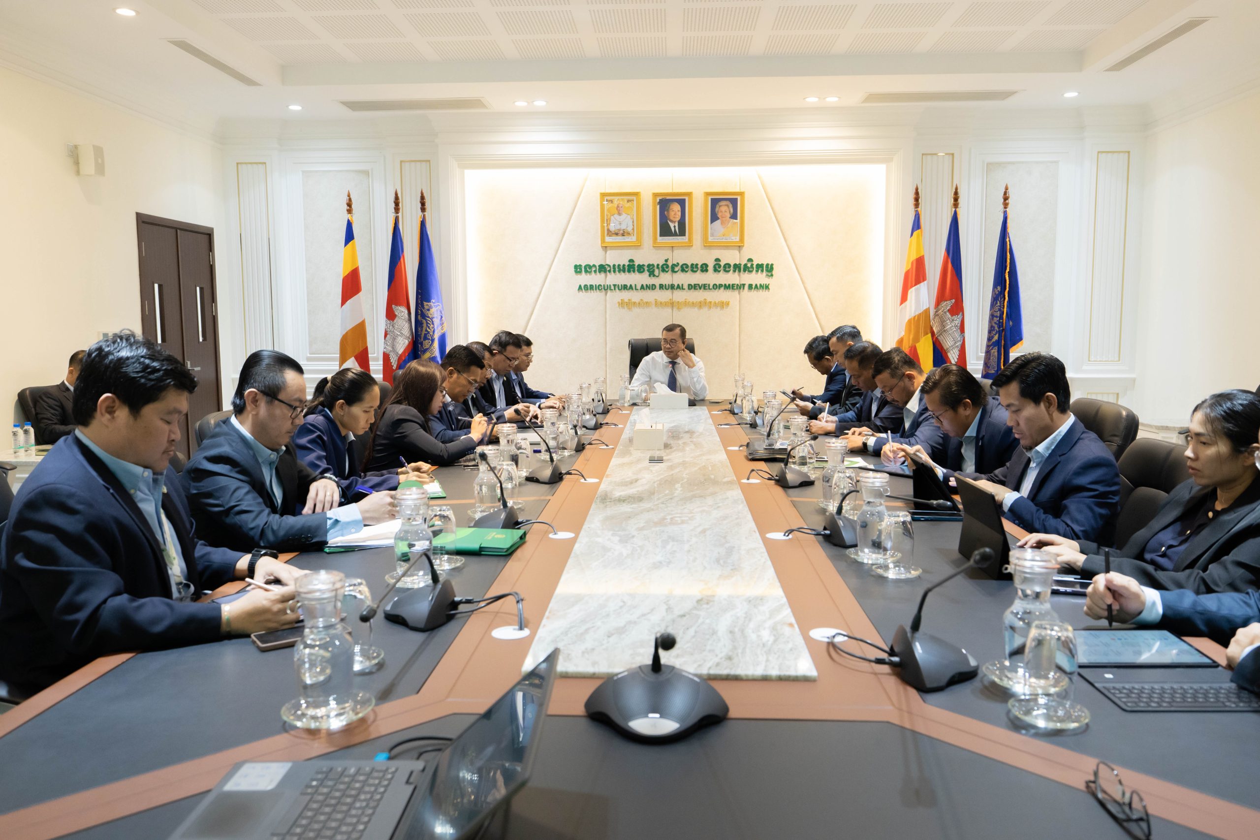ឯកឧត្តមបណ្ឌិត កៅ ថាច អញ្ជើញដឹកនាំកិច្ចប្រជុំថ្នាក់ដឹកនាំ ដើម្បីពិនិត្យ និងពិភាក្សាអំពីវឌ្ឍនភាពការងារសំខាន់ៗប្រចាំខែរបស់ធនាគារ ARDB