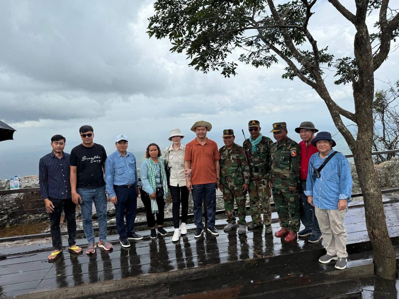 ឯកឧត្តមបណ្ឌិត កៅ ថាច និងលោកជំទាវ​ សួរ​ សុខគីម​ ព្រមទាំងសហការី អញ្ជើញចុះសួរសុខទុក្ខ បងប្អូនវីរ:កងទ័ព រួចទស្សនាប្រាសាទបុរាណខ្មែរ