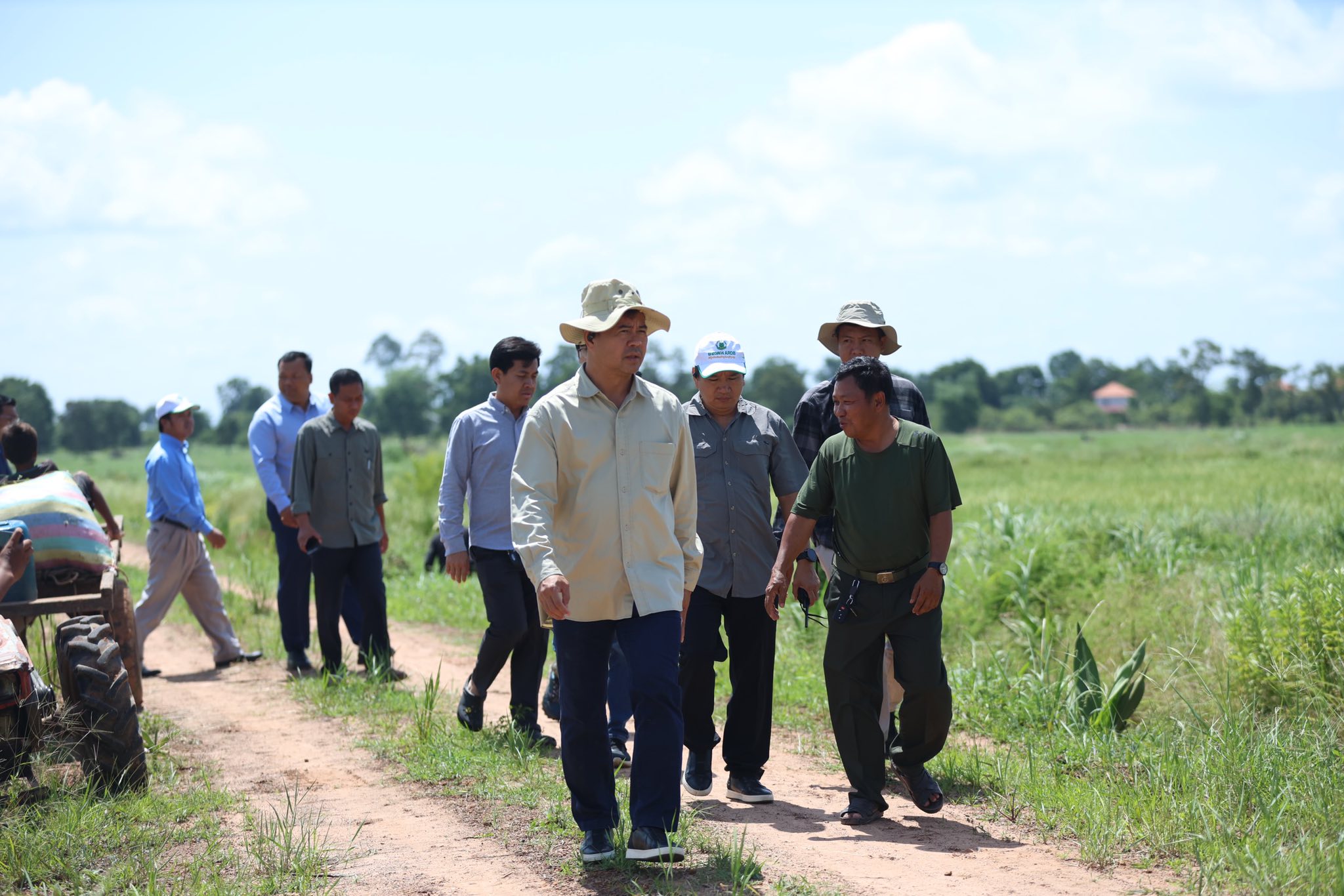 ឯកឧត្តមបណ្ឌិត កៅ ថាច និងសហការីអញ្ជើញចុះពិនិត្យមើលឃ្លាំងស្តុកដំឡូងមី និងស្ថានភាពការបង្កបង្កើនផលស្រូវរបស់បងប្អូនកងទ័ព