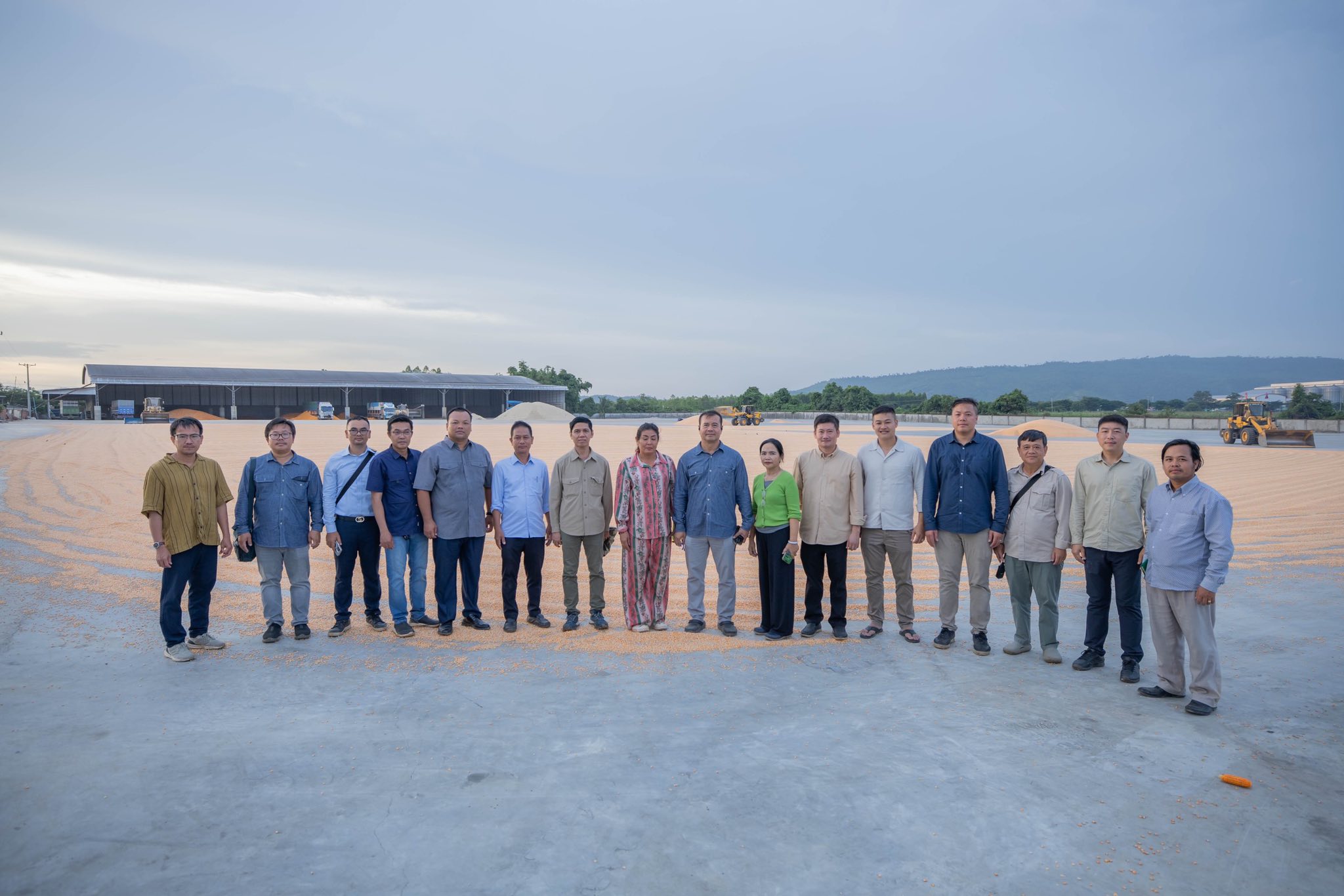 អគ្គនាយកធនាគារARDB ស្នើឲ្យម្ចាស់ឡសម្ងួតពោតក្រហមធំៗ និងឃ្លាំងស្តុក ក្នុងខេត្តប៉ៃលិន បាត់តំបង និងបន្ទាយមានជ័យ ជួយបង្កើនការទិញពោតពីកសិករ អោយអស់ពីលទ្ធភាព និងស្របតាមតម្លៃទីផ្សារ