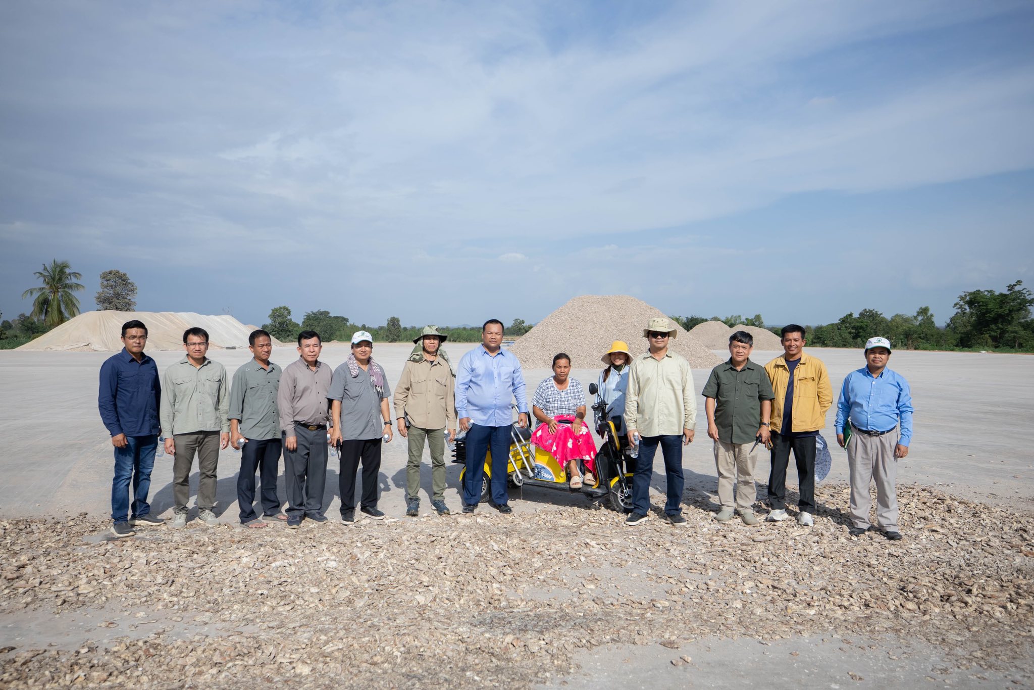 អគ្គនាយកធនាគារARDB និងតំណាងក្រុមហ៊ុនហង្ស ហាវេស ចុះពិនិត្យមើលទីលានហាល និងឃ្លាំងស្តុកទុកដំឡូងមីនៅខេត្តឧត្តរមានជ័យ និងបន្ទាយមានជ័យ