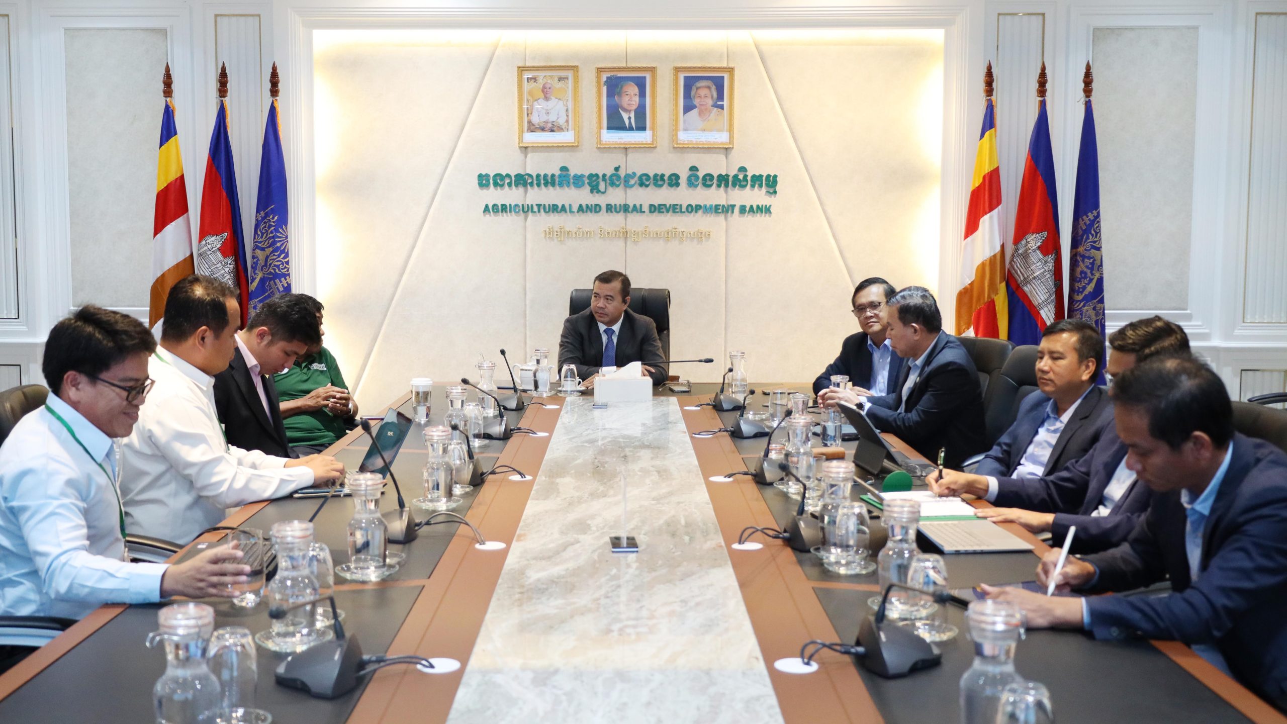 ឯកឧត្តមបណ្ឌិត កៅ ថាច រួមទាំងសហការី បានអនុញ្ញាតឱ្យក្រុមការងារនៃ ផេនហ្គាខ្វា (PangAqua Group) ដែលជាអ្នកផ្គត់ផ្គង់ធាតុចូលវារីវប្បកម្ម (ការចិញ្ចឹមត្រី) បច្ចេកទេសវារីវប្បកម្ម និងជាអ្នកប្រមូលទិញ