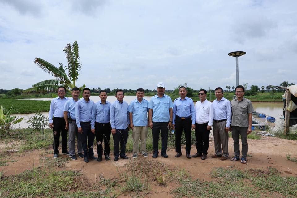 ឯកឧត្តមបណ្ឌិត កៅ ថាច និងសហការីអញ្ជើញចុះពិនិត្យមើលកសិដ្ឋានដាំដុះបន្លែសុវត្ថិភាពក្នងផ្ទះសំណាញ់ស្ថិតនៅឃុំជ័យធំ ស្រុកខ្សាច់កណ្តាល