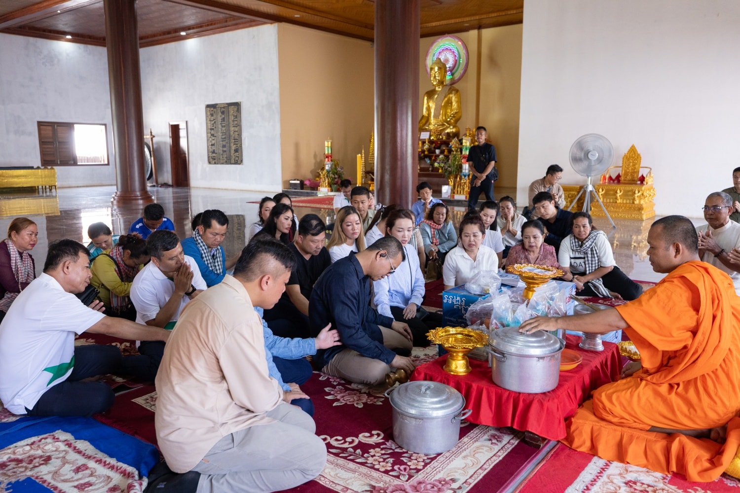 ឯកឧត្តមបណ្ឌិត កៅ ថាច និងលោកជំទាវ ព្រមទាំងសហការី-តំណាងសប្បុរសជនបានបន្តដំណើរទៅវត្តប្រាសាទគោគបេង ដើម្បីប្រគេនភត្តាហារ, ចតុបច្ច័យ និងបង្សុកូលឧទ្ទិសកុសលជូនវិញ្ញាណក្ខន្ធវីរកងទ័ពកម្ពុជា