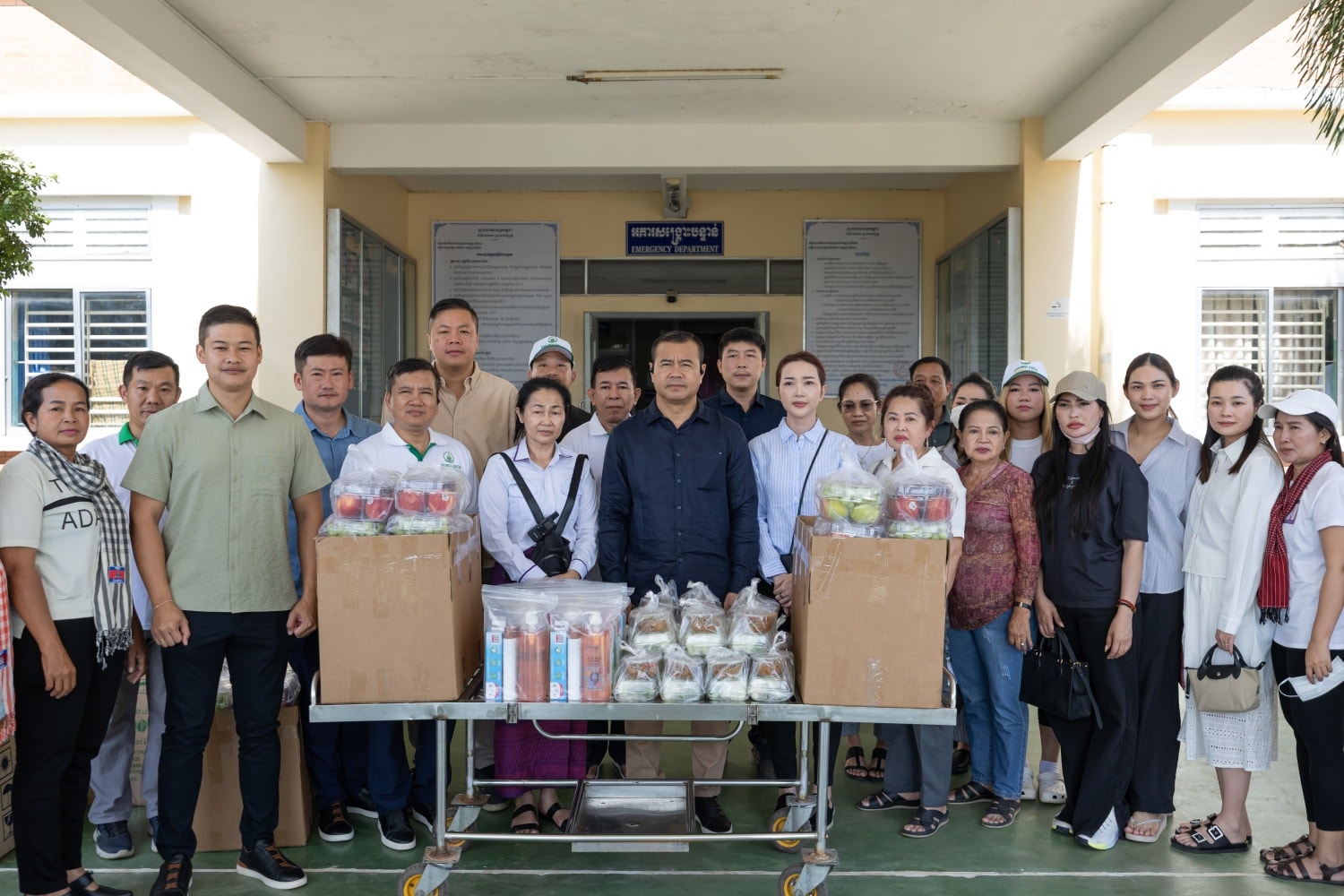 ឯកឧត្តមបណ្ឌិត កៅ ថាច និងលោកជំទាវ ព្រមទាំងសហការី-តំណាងសប្បុរស បន្តអញ្ជើញសួរសុខទុក្ខដល់វីរកងទ័ពដែលរងរបួសដោយសារសង្គ្រាមឈ្លានពាន