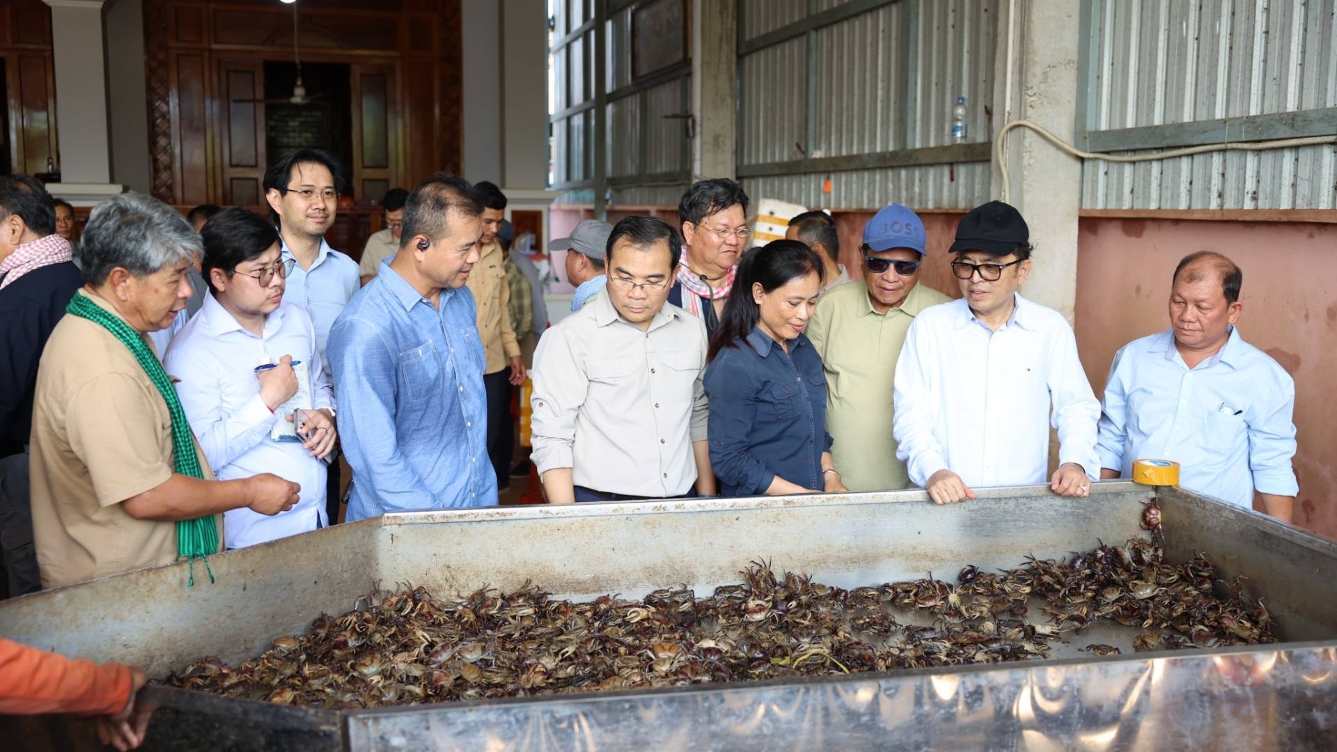 ឯកឧត្តមបណ្ឌិត កៅ ថាច និងសហការីបានចូលរួមអមដំណើរ ឯកឧត្តម វង្សី វិស្សុត ឧបនាយករដ្ឋមន្ត្រីប្រចាំការ រដ្ឋមន្ត្រីទទួលបន្ទុកទីស្តីការគណៈរដ្ឋមន្ត្រី និងជាប្រធានក្រុមការងាររាជរដ្ឋាភិបាលចុះមូលដ្ឋានខេត្តកំពង់ធំ អញ្ជើញចុះសួរសុខទុក្ខប្រជាកសិករដែលកំពុងប្រកបរបរក្នុងវិស័យវារីវប្បកម្ម