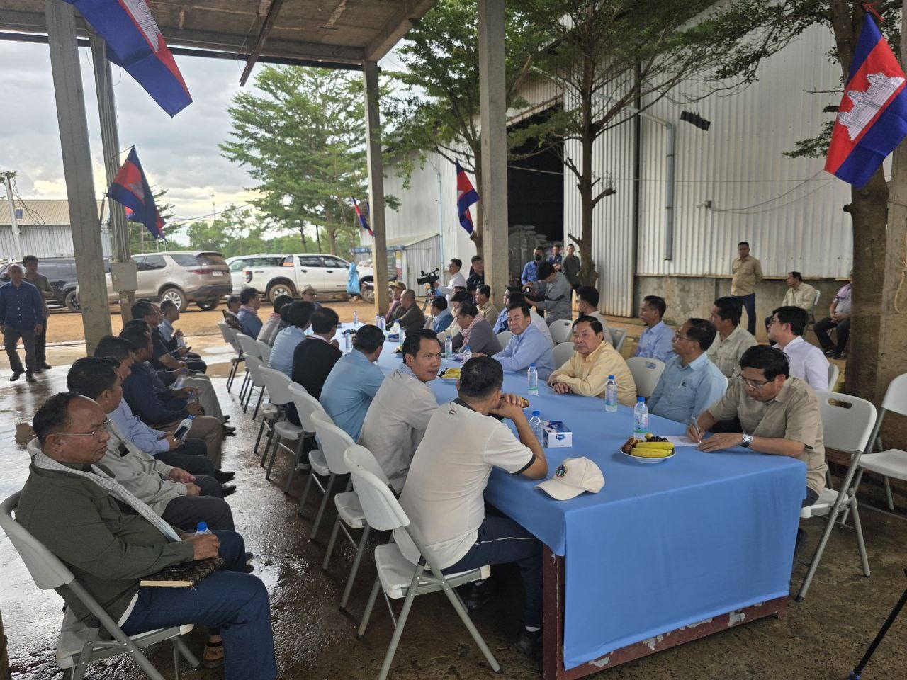 ឯកឧត្តម ប៉ិច សានី រួមទាំងសហការី បានចូលរួមអមដំណើរ ឯកឧត្តម វង្សី វិស្សុត បានជួបសំណេះសំណាល និងទស្សនា កសិដ្ឋានចិញ្ចឹមត្រីលោក តូម ភ័ណ និងលោក តាន់ វណ្ណា (ទំហំដី ៨០ហិកតា)