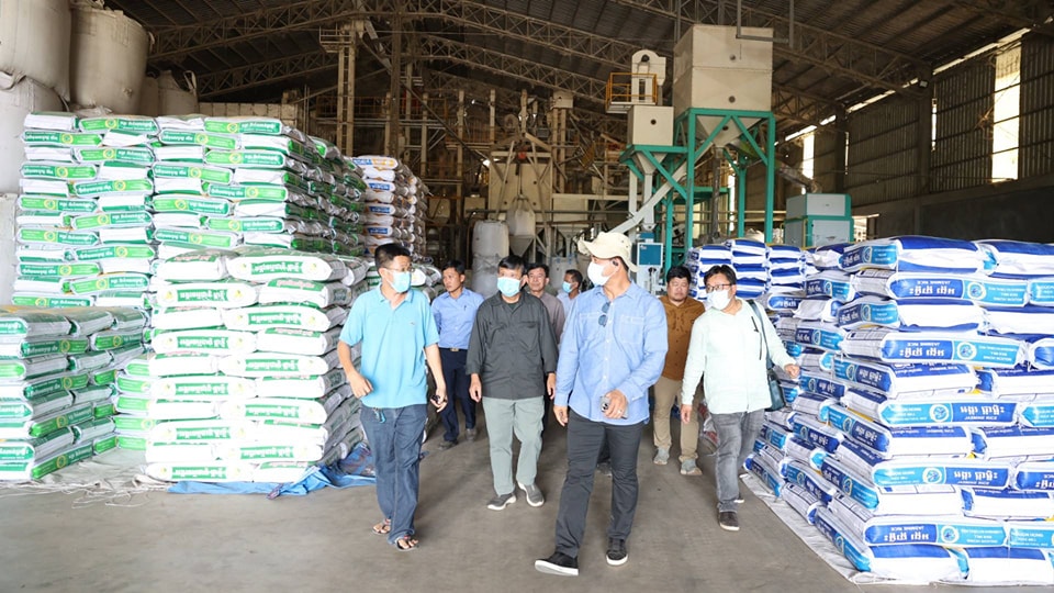 ឯកឧត្តមបណ្ឌិត កៅ ថាច និងសហការីបានចុះត្រួតពិនិត្យសន្និធិស្រូវ-អង្ករ សកម្មភាពការប្រមូលទិញស្រូវសម្រាប់បម្រើឲ្យការកិនកែច្នៃអង្ករនាំចេញនិងលក់ក្នុងស្រុក