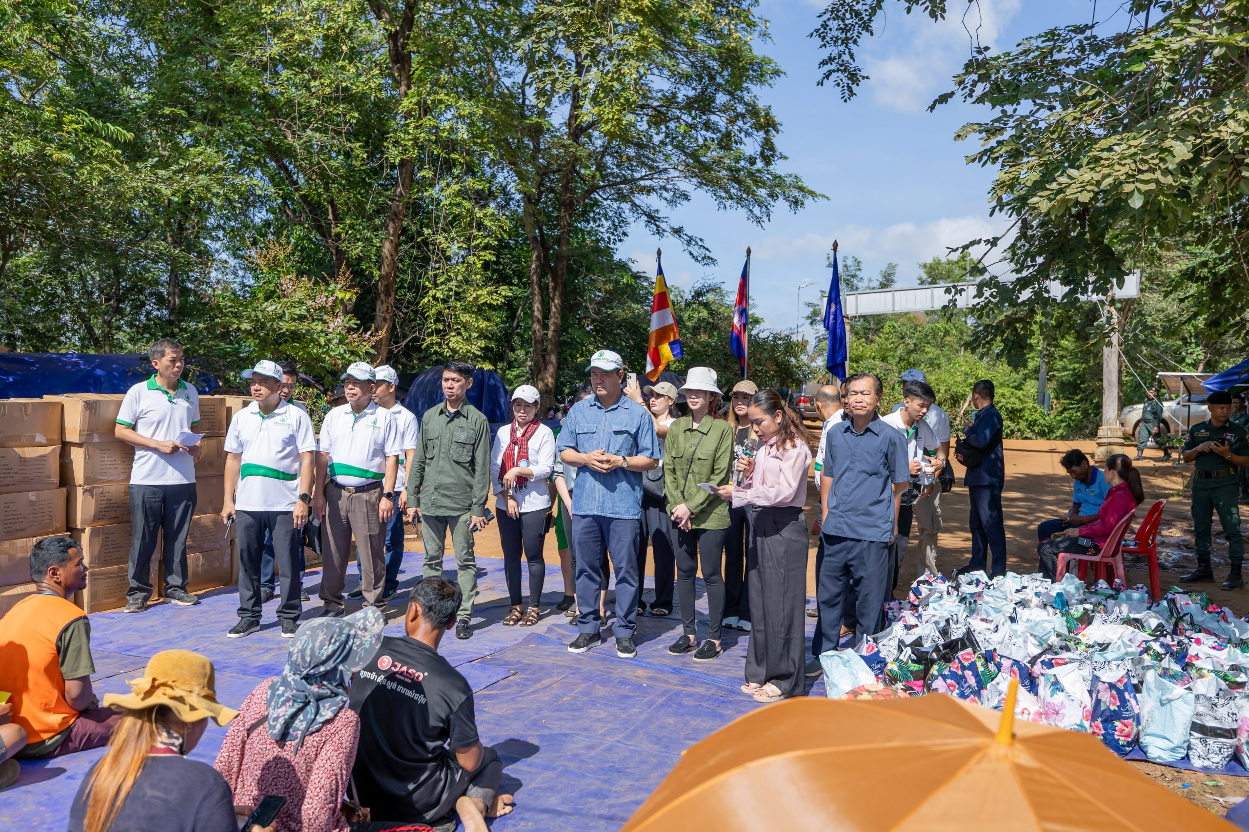 ឯកឧត្តមបណ្ឌិត កៅ ថាច និងលោកជំទាវចុះសួរសុខទុក្ខ នាំយកអំណោយចែកជូនភៀសសឹក និងវីរកងទ័ពនៅជួរមុខ នៅខេត្តឧត្តរមានជ័យ