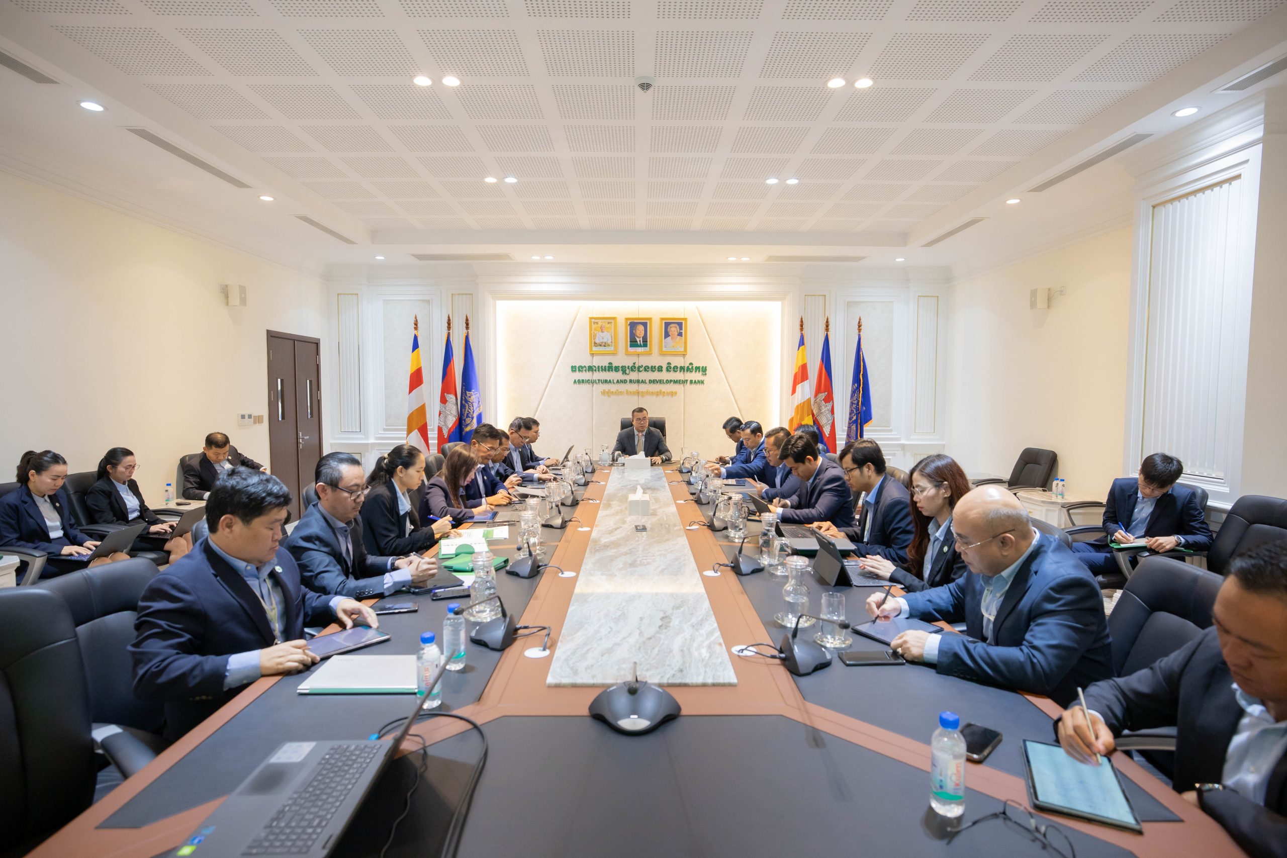 ឯកឧត្តមបណ្ឌិត កៅ ថាច បានដឹកនាំកិច្ចប្រជុំថ្នាក់ដឹកនាំ ដើម្បីពិនិត្យ និងពិភាក្សាអំពី៖ វឌ្ឍនភាពការងារសំខាន់ៗរបស់ធនាគារ ARDB ដែលអនុវត្តស្របតាមផែនការសកម្មភាពប្រចាំឆ្នាំរបស់ធនាគារ ARDB