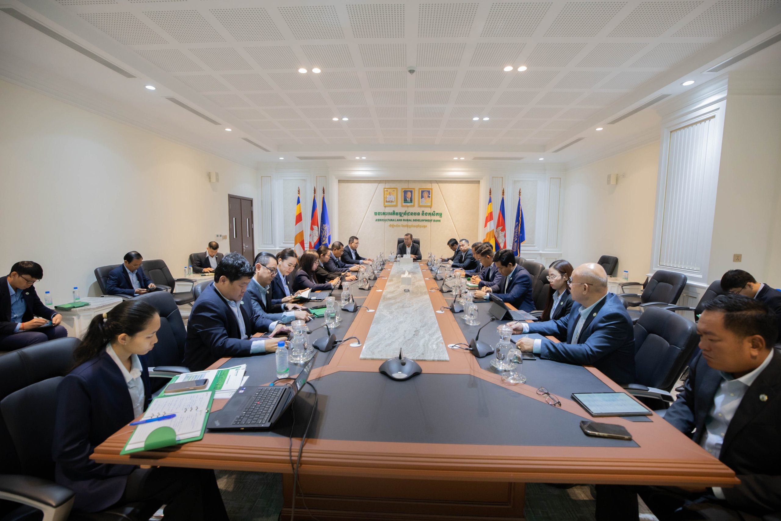 ឯកឧត្តមបណ្ឌិត កៅ ថាច បានដឹកនាំកិច្ចប្រជុំថ្នាក់ដឹកនាំប្រចាំសប្តាហ៍ ដើម្បីពិនិត្យ និងពិភាក្សាអំពី៖ វឌ្ឍនភាពការងារសំខាន់ៗប្រចាំសប្តាហ៍របស់ធនាគារ ARDB