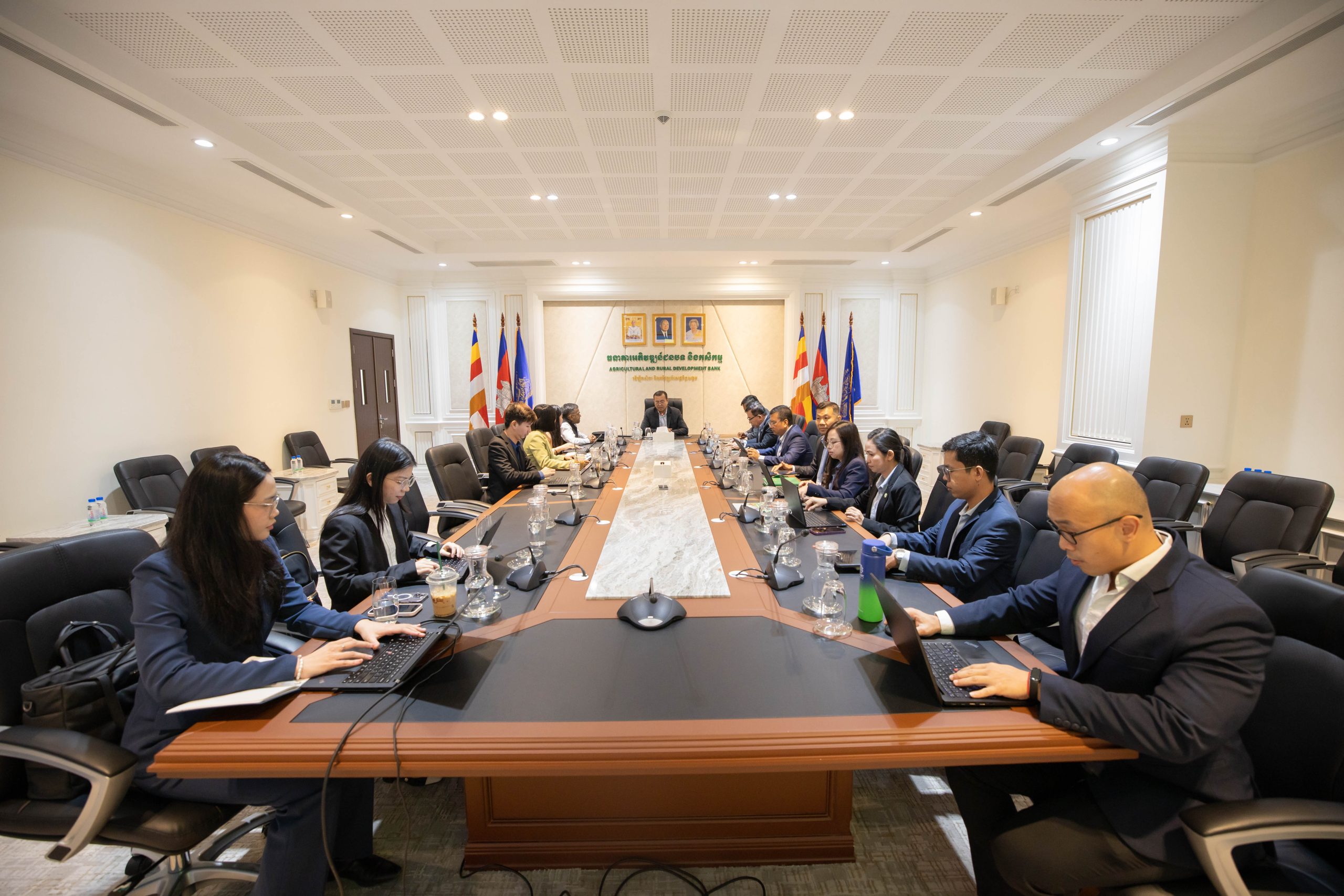 ឯកឧត្តមបណ្ឌិត កៅ ថាច មទាំងសហការី បានអនុញ្ញាតឱ្យក្រុមការងារសវនកម្មឯករាជ្យ Ernst & Young (Cambodia) Ltd. ជួបពិភាក្សាការងារវាយតម្លៃអំពី អភិបាលកិច្ចរបស់ធនាគារ