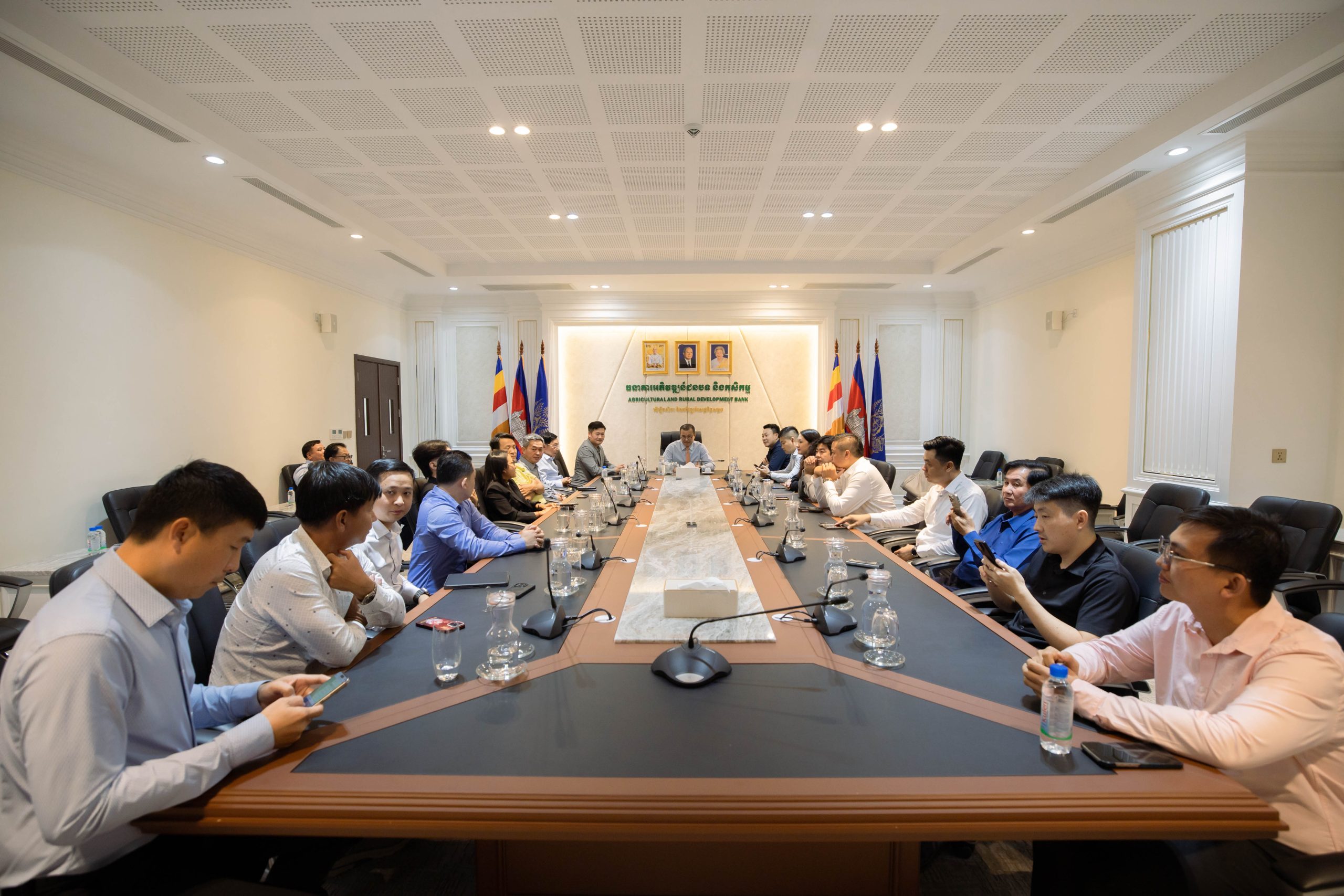 ឯកឧត្ដមបណ្ឌិត កៅ ថាច បានអញ្ជើញតំណាងសហព័ន្ធស្រូវអង្ករកម្ពុជា, តំណាងរោងម៉ាស៊ីនកិនស្រូវ និងក្រុមហ៊ុននាំចេញអង្ករ ដើម្បីជួបប្រជុំពិភាក្សាទៅលើបញ្ហាប្រឈម និងកាលានុវត្តភាព និងដើម្បីស្វែងរកដំណោះស្រាយ និងចូលរួមអភិវឌ្ឍវិស័យស្រូវអង្ករ នៅកម្ពុជា