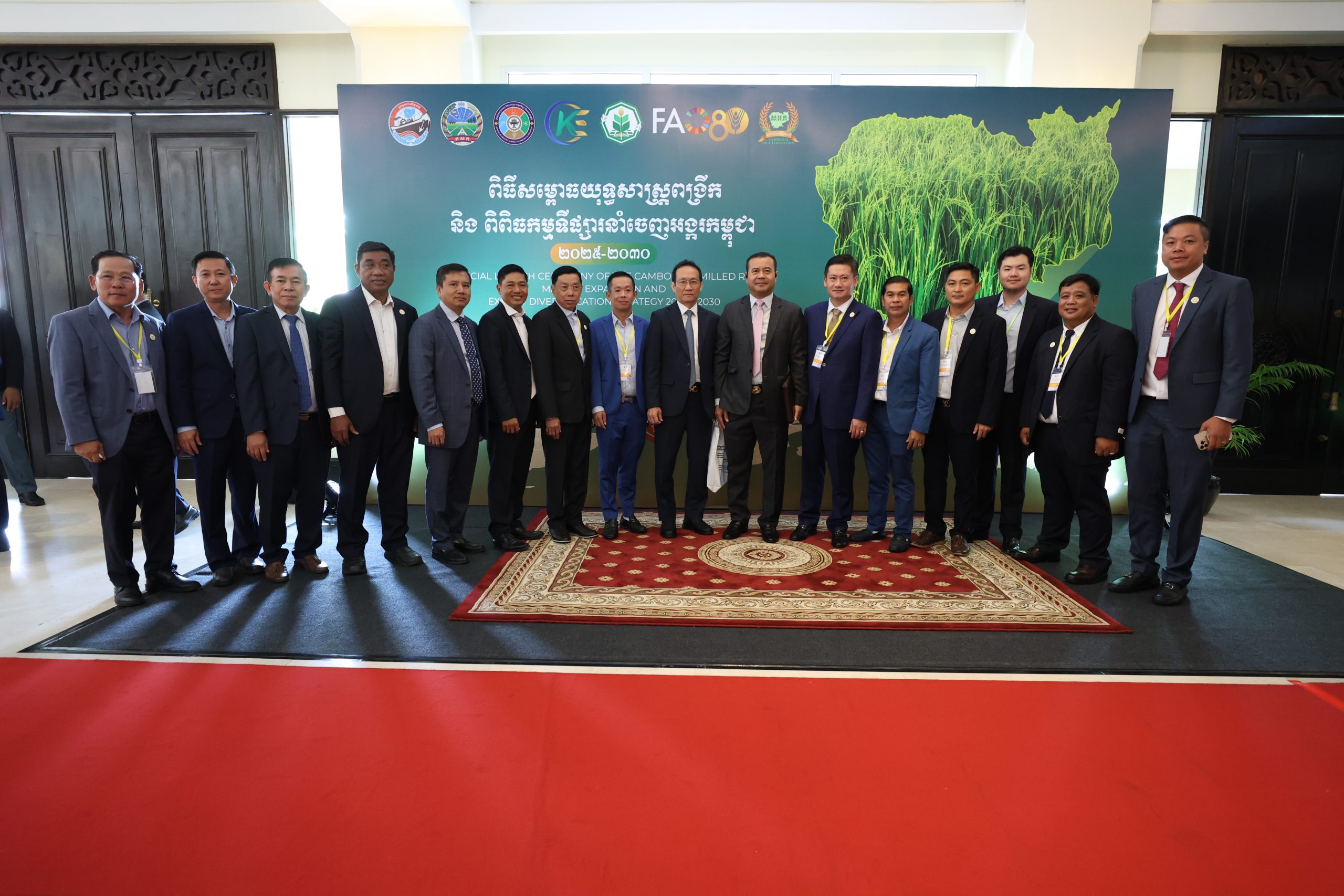 ឯកឧត្តមបណ្ឌិត កៅ ថាច អញ្ជើញចូលរួមក្នុងកម្មវិធីសម្ពោធជាផ្លូវការដាក់ឱ្យប្រើប្រាស់យុទ្ធសាស្ត្រពង្រីកនិងពិពិធកម្មទីផ្សារនាំចេញអង្ករកម្ពុជា២០២៥-២០៣០