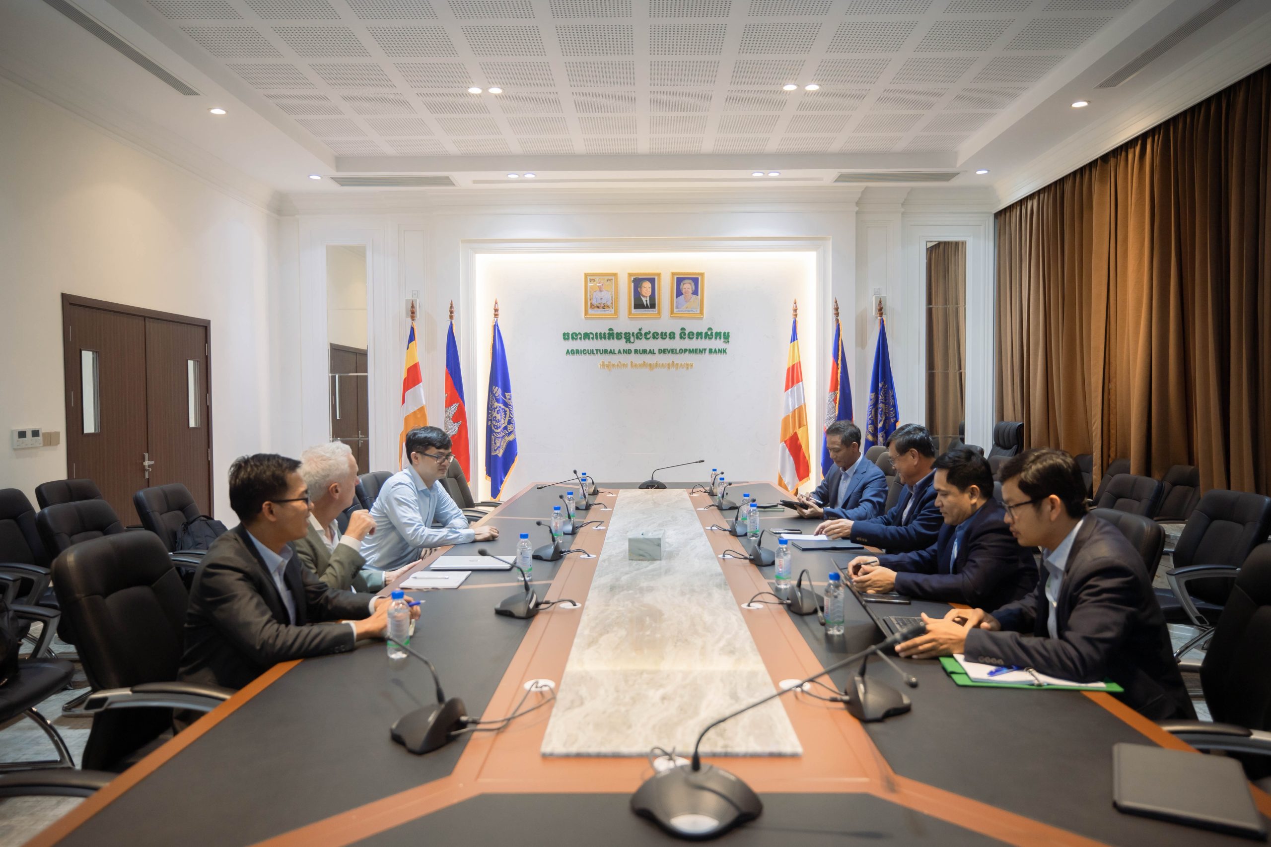 ឯកឧត្តម ចាន់ សីហា បានទទួលជួបពិភាក្សាការងារជាមួយ លោក តី សារិន តំណាងអគ្គនាយកដ្ឋានកសិកម្ម នៃក្រសួងកសិកម្ម រុក្ខាប្រមាញ់ និងនេសាទ និង លោក CEES VAN RIJ នាយក Agri Grade មកពីប្រទេស Netherland