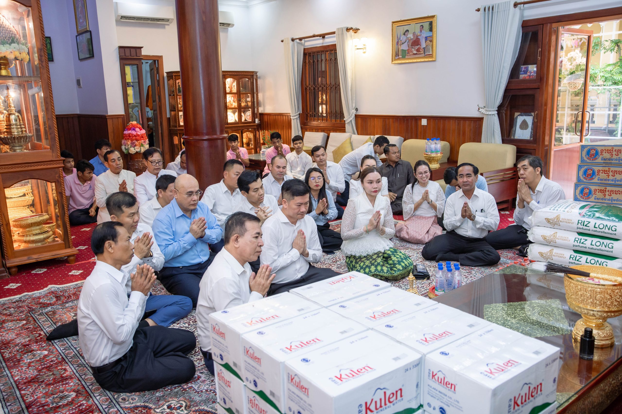 ឯកឧត្តមបណ្ឌិត កៅ ថាច និងលោកជំទាវ សួរ សុខគីម មានសទ្ធាជ្រះថ្លាប្រគេននូវសម្ភារៈជាទេយ្យទាន និងបច្ច័យដល់ ព្រះសង្ឃក្នុងពិធីបុណ្យកាន់បិណ្ឌ-ភ្ជុំបិណ្ឌនៅឆ្នាំ២០២៥