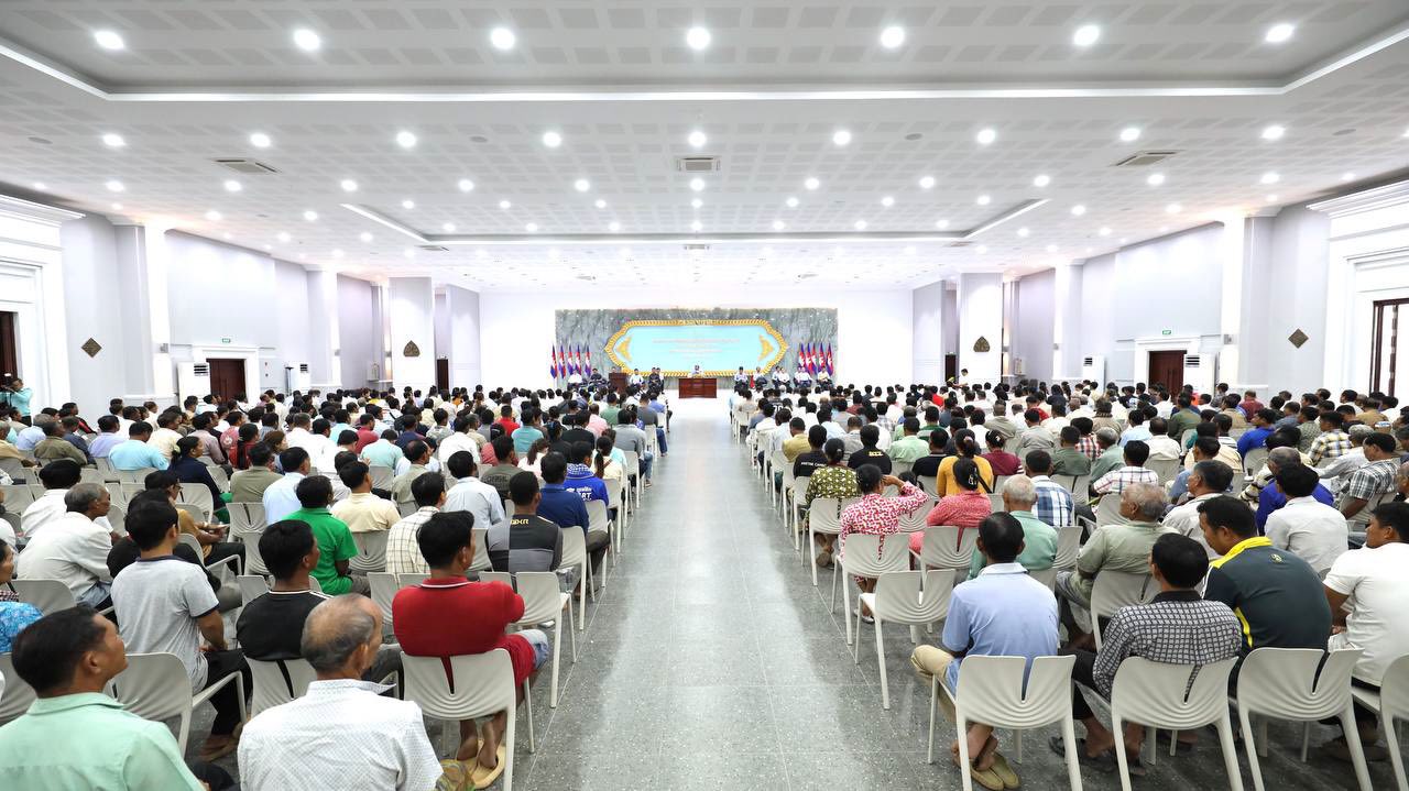 ឯកឧត្តមបណ្ឌិត កៅ ថាច និងសហការី អញ្ជើញជាអធិបតីក្នុងពិធីសំណេះសំណាល និងសួរសុខទុក្ខជាមួយប្រជាកសិករក្នុងស្រុកល្វាឯម និងក្រុងអរិយក្សត្រ ខេត្តកណ្តាល