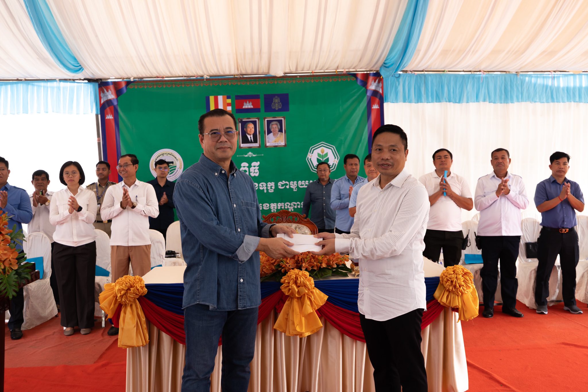 ឯកឧត្តមបណ្ឌិត កៅ ថាច និងសហការី បានអញ្ជើញជាអធិបតីក្នុងពិធីសំណេះសំណាល និងសួរសុខទុក្ខប្រជាកសិករ នៅស្រុកមុខកំពូល ខេត្តកណ្តាល