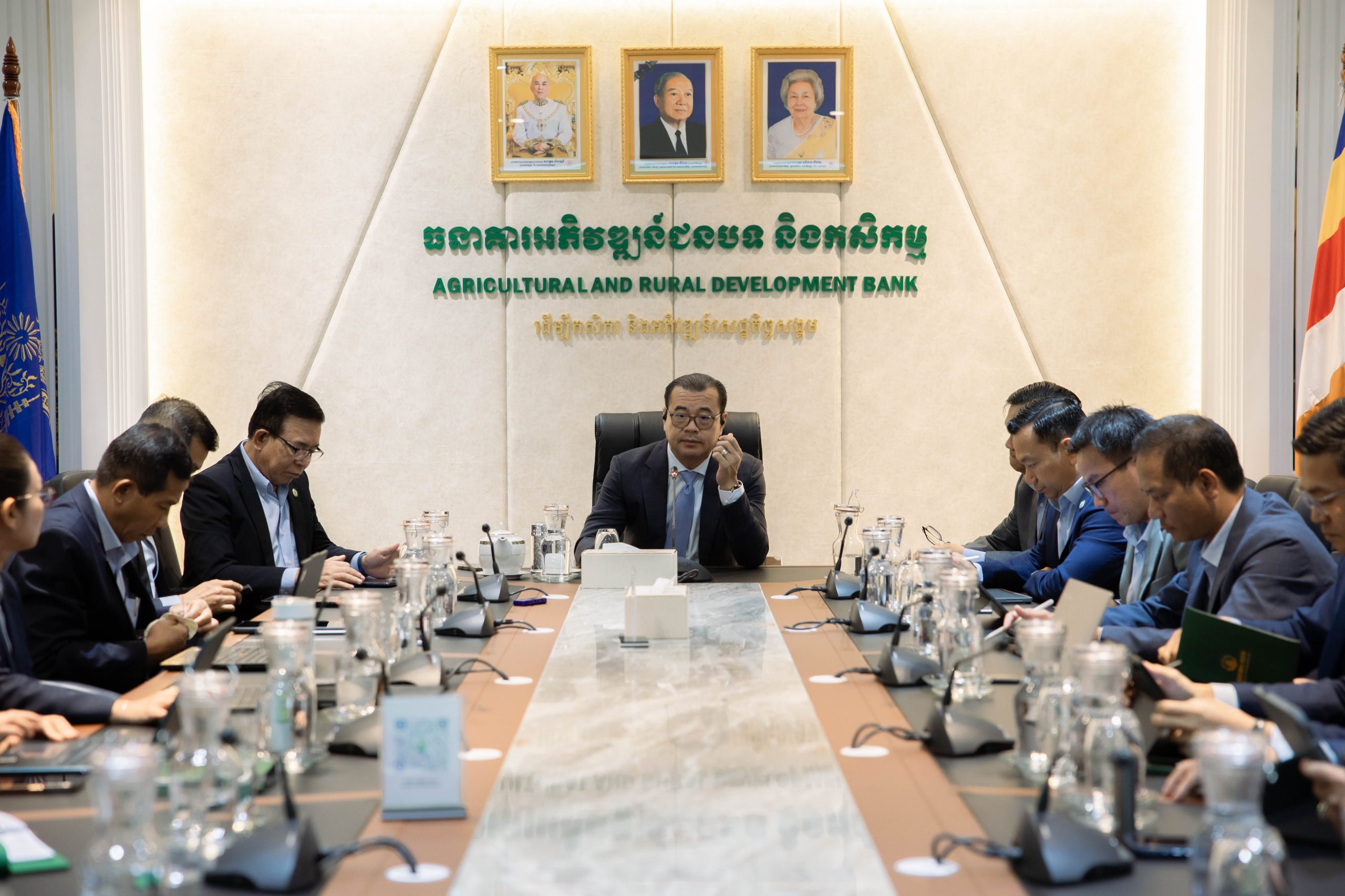 ឯកឧត្តមបណ្ឌិត កៅ ថាច បានដឹកនាំកិច្ចប្រជុំថ្នាក់ដឹកនាំ ដើម្បីពិនិត្យ-តាមដាន និងពិភាក្សាស្តីពី៖ វឌ្ឍនភាពការងារសំខាន់ៗប្រចាំខែរបស់ធនាគារ ARDB ដែលអនុវត្តស្របតាមផែនការសកម្មភាពប្រចាំឆ្នាំរបស់ធនាគារ ARDB និងទិសដៅការងារ និង របៀបវារៈផ្សេងៗទៀត